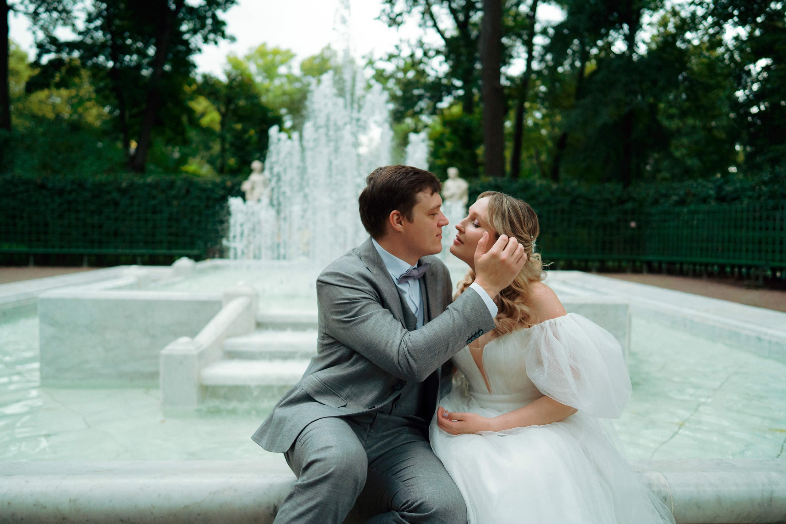 Поцелуй Марии и Алексея у фонтана в Летнем саду