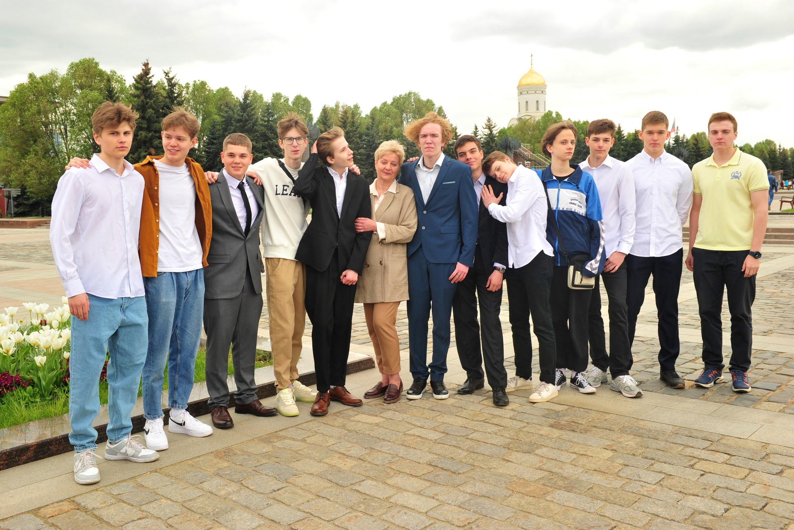 Последний Звонок на Поклонной Горе (уличная фотосессия 9-классников). Свадебный и семейный фотограф в Москве Ирина Гончарова