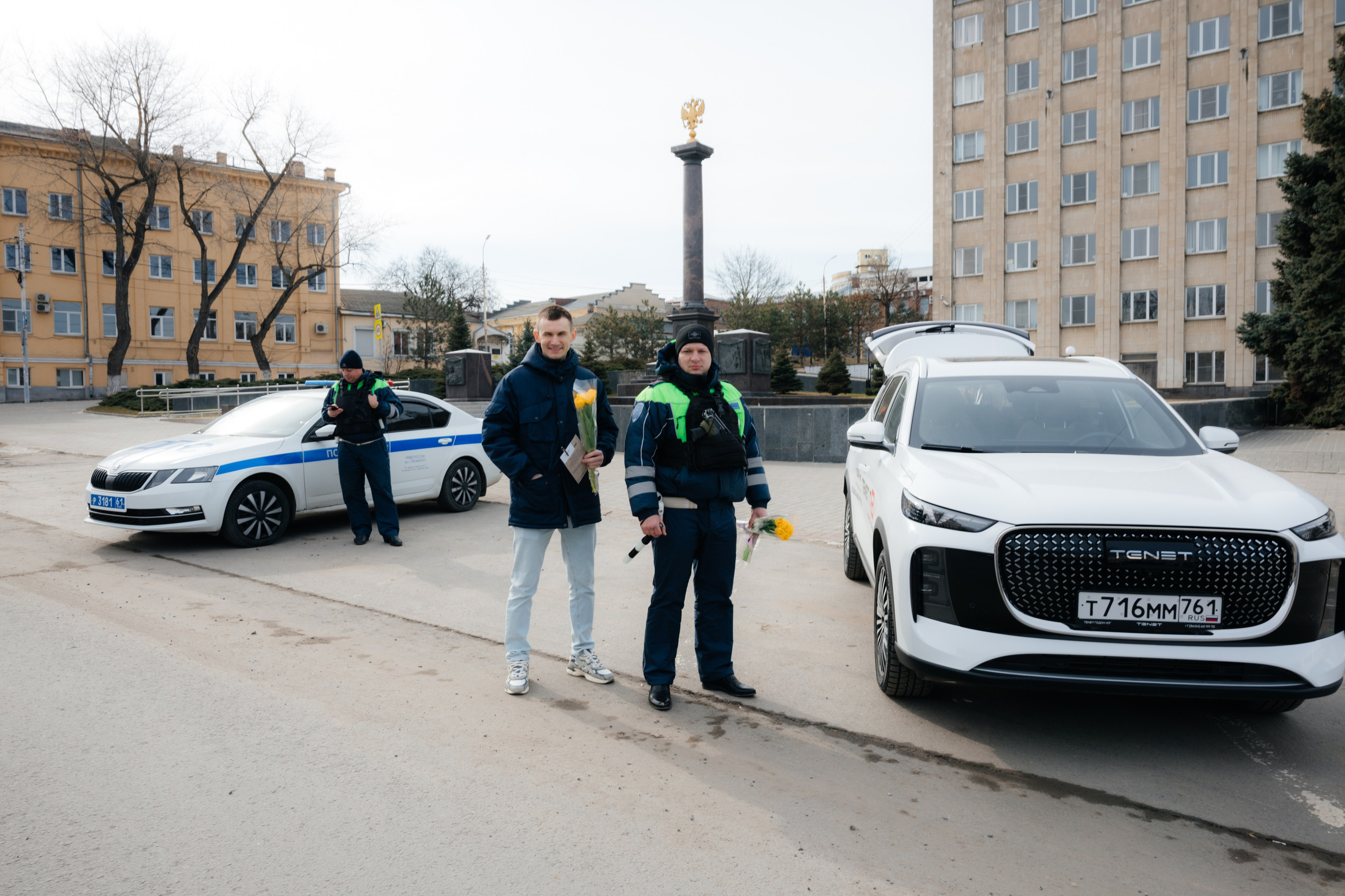 ЦВЕТОЧНЫЙ ПАТРУЛЬ | Гедон-Юг и сотрудники ГАИ. Фотограф Александр Бигари