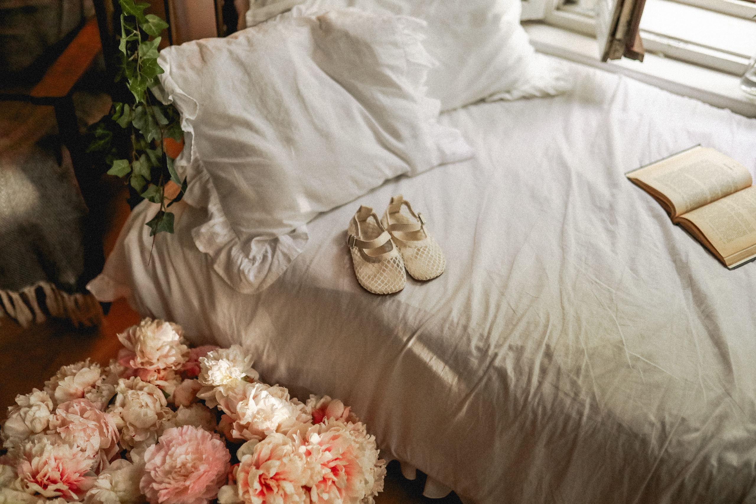 Пионы на балконе