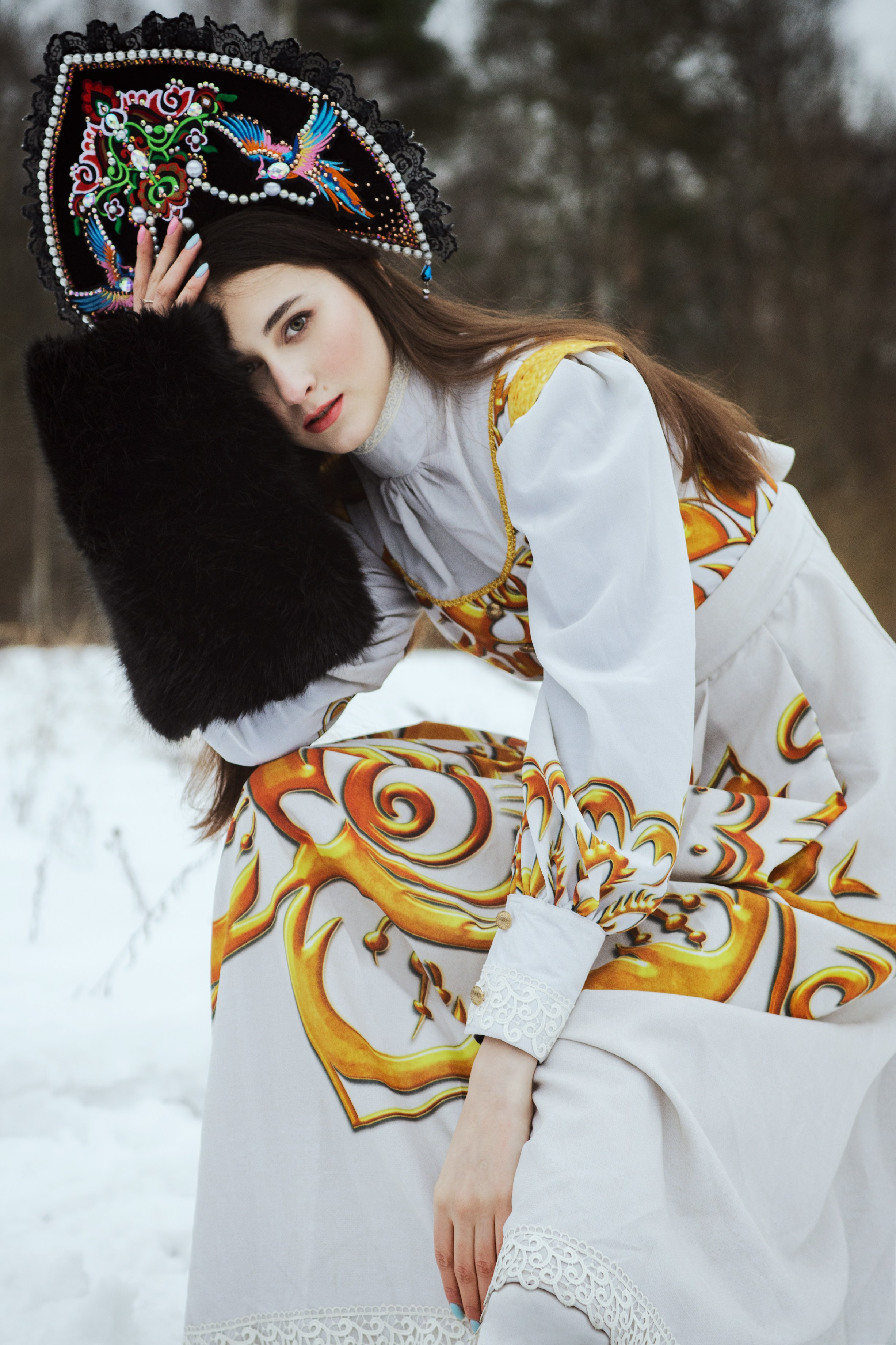 Девушка в русском-народном костюме зимой на масленицу 
