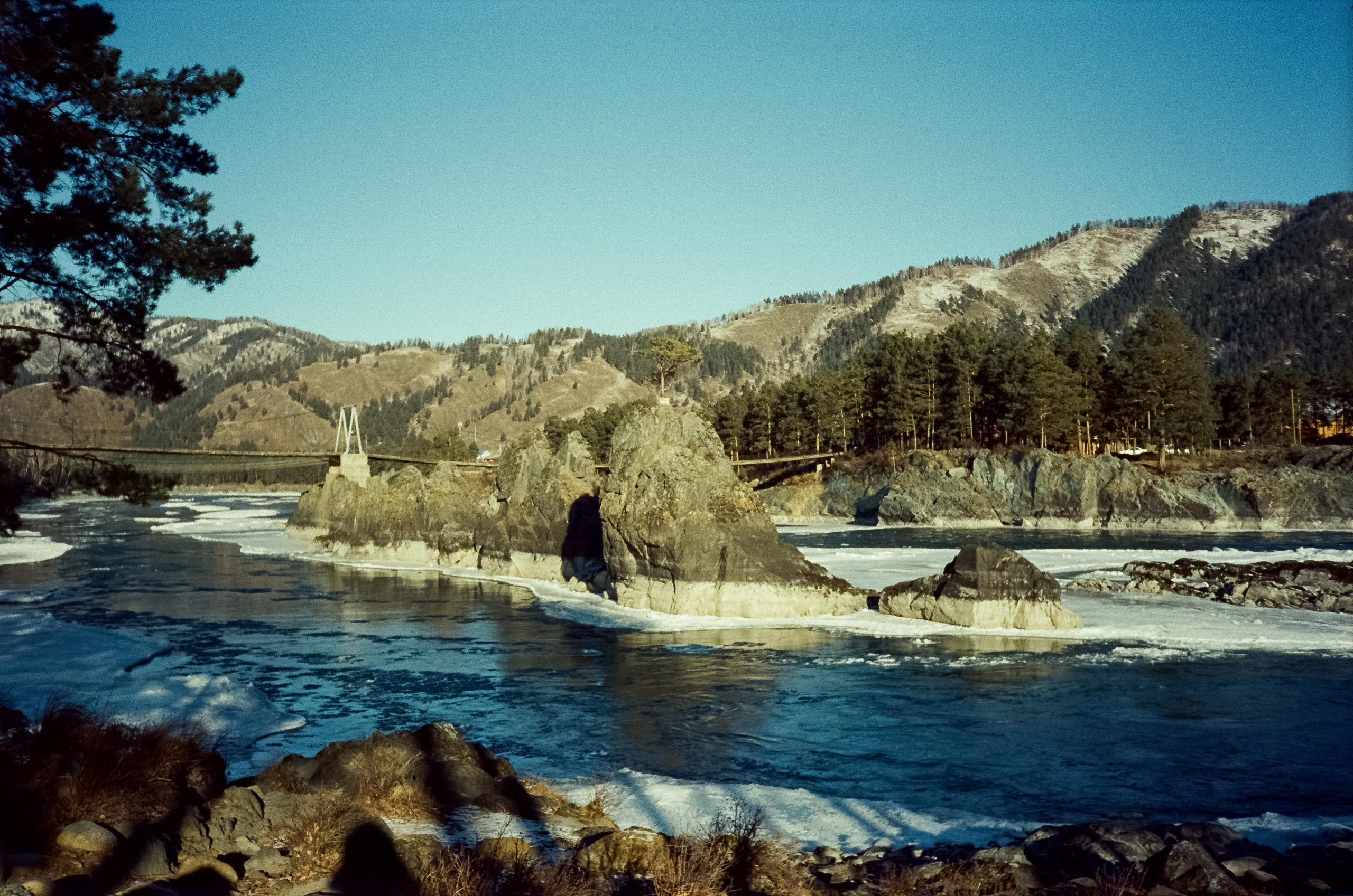 Мост над скалами Зубы Дракона и яркая синева зимней Катуни. Фотограф-документалист Мария Осокина