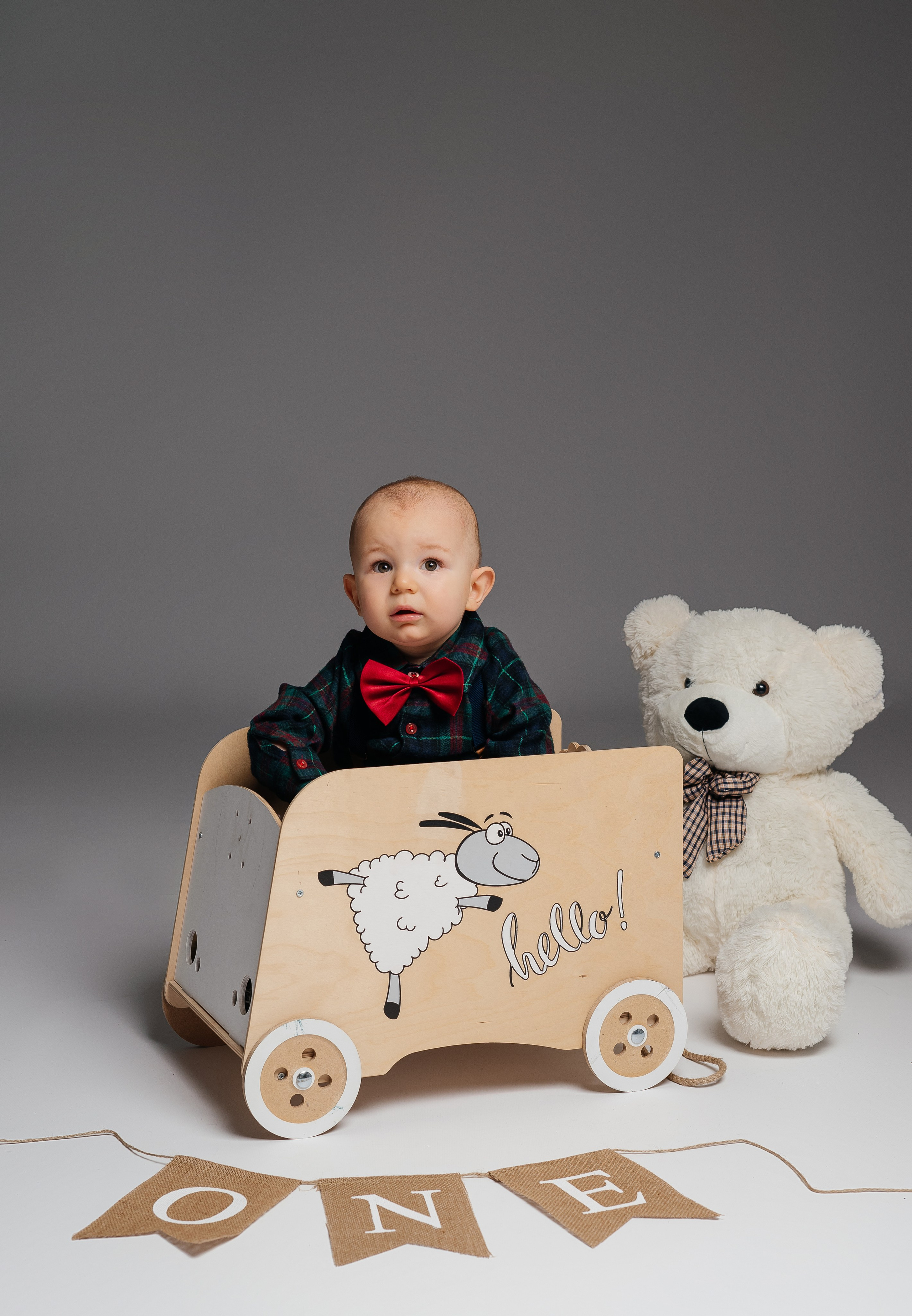 Классический минимализм на бумажном фоне. Свадебный, семейный и школьный фотограф в Бийске Ксения Мамаева