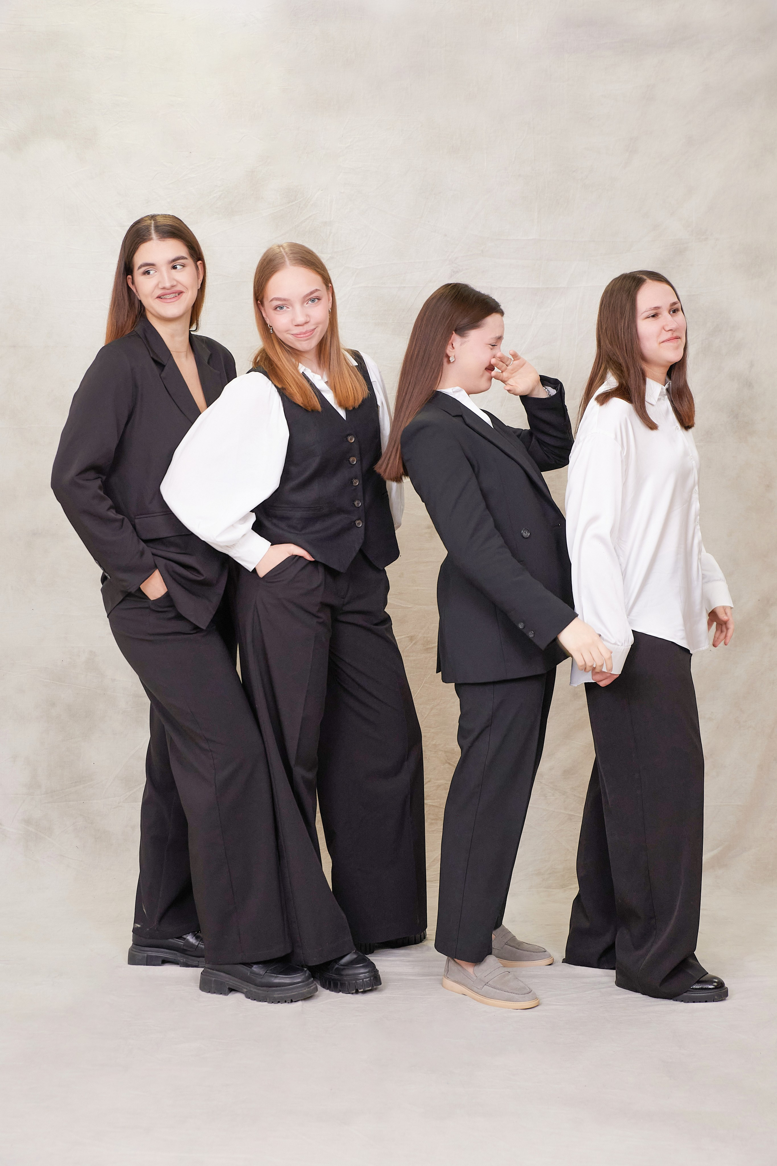 Стильный выпускной школьный альбом 9 и 11 класс «Классика» Тюмень. Выпускные альбомы в Тюмени для школ, садов, вузов спортивных секций