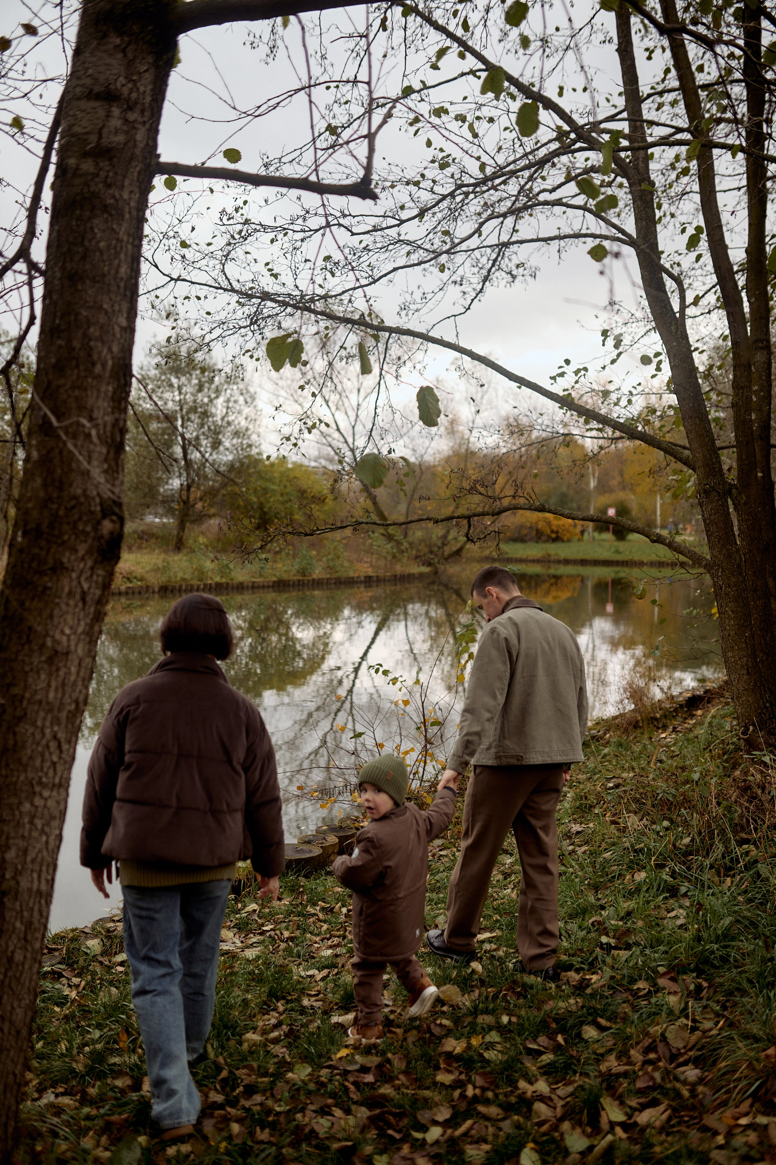 Вова, Юля и Максим в осеннем парке. Семейный и свадебный lifestyle-фотограф в Москве Мария Петрова