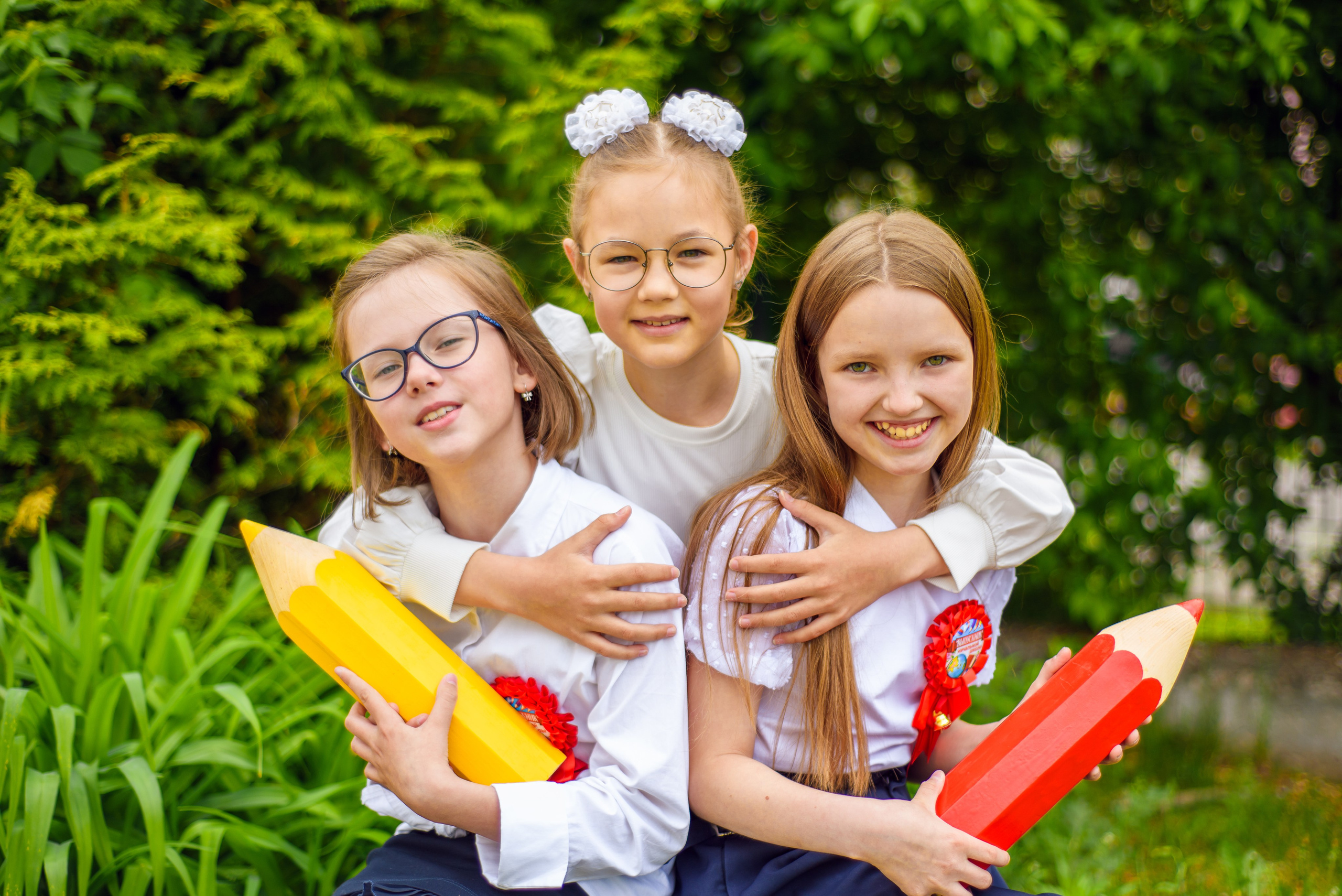 Фотосъемка в школьном саду. Фотограф. Выпускные альбомы в Барнауле