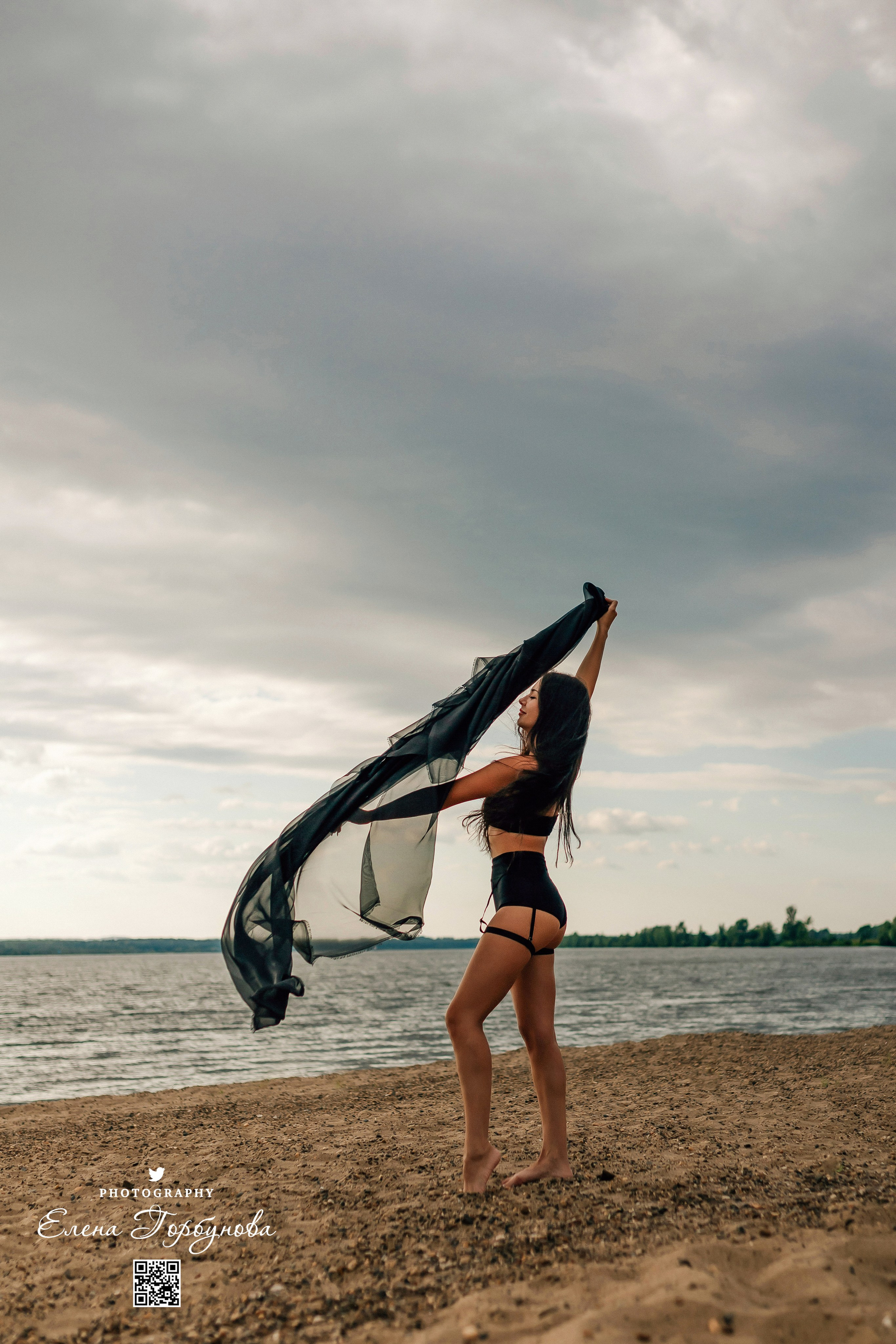 Черная серия с тканью. Набережная. Александра и Таисия. Июль 2025 г. Фотограф Пермь. Свадьбы. Семья и дети, школа, д. сад. Фотокниги