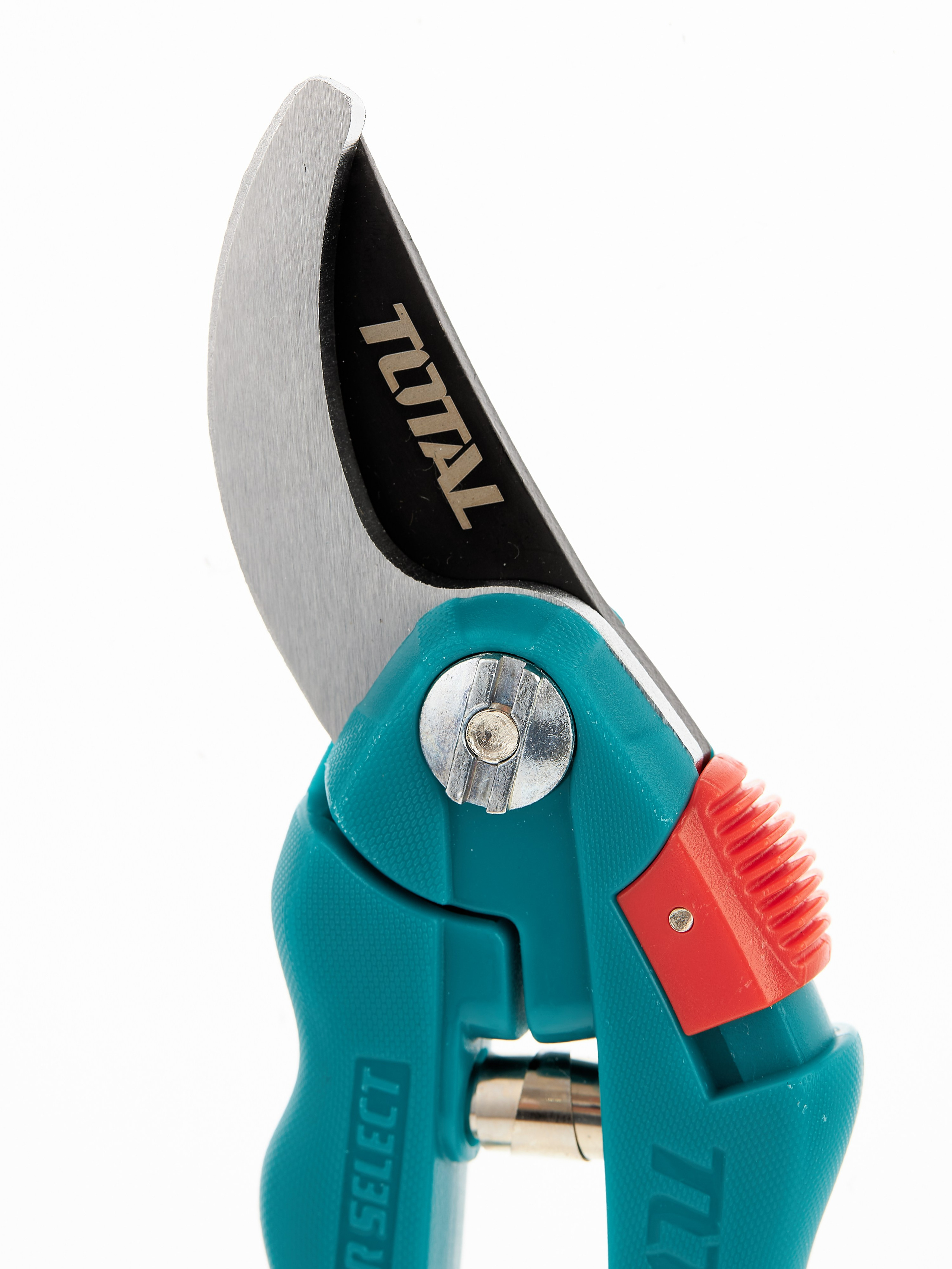 Секатор близко на белом фоне