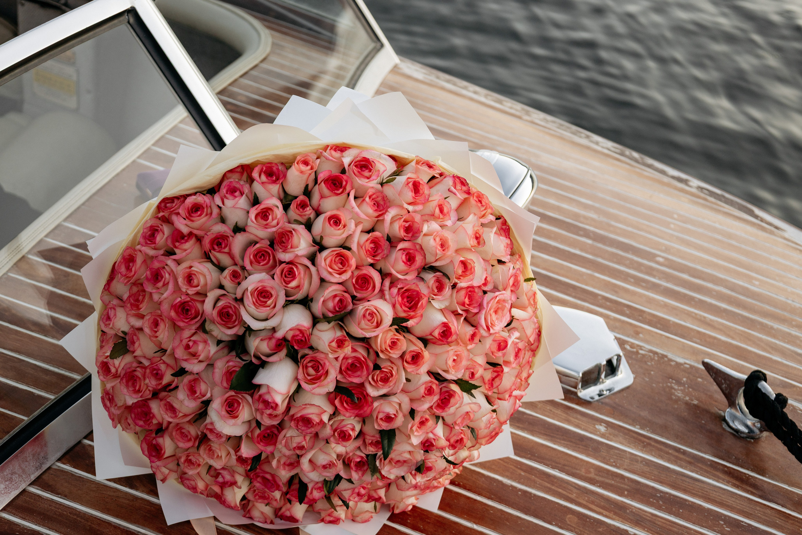 Глубина кадра: три плана — кольцо, пара, бескрайнее озеро