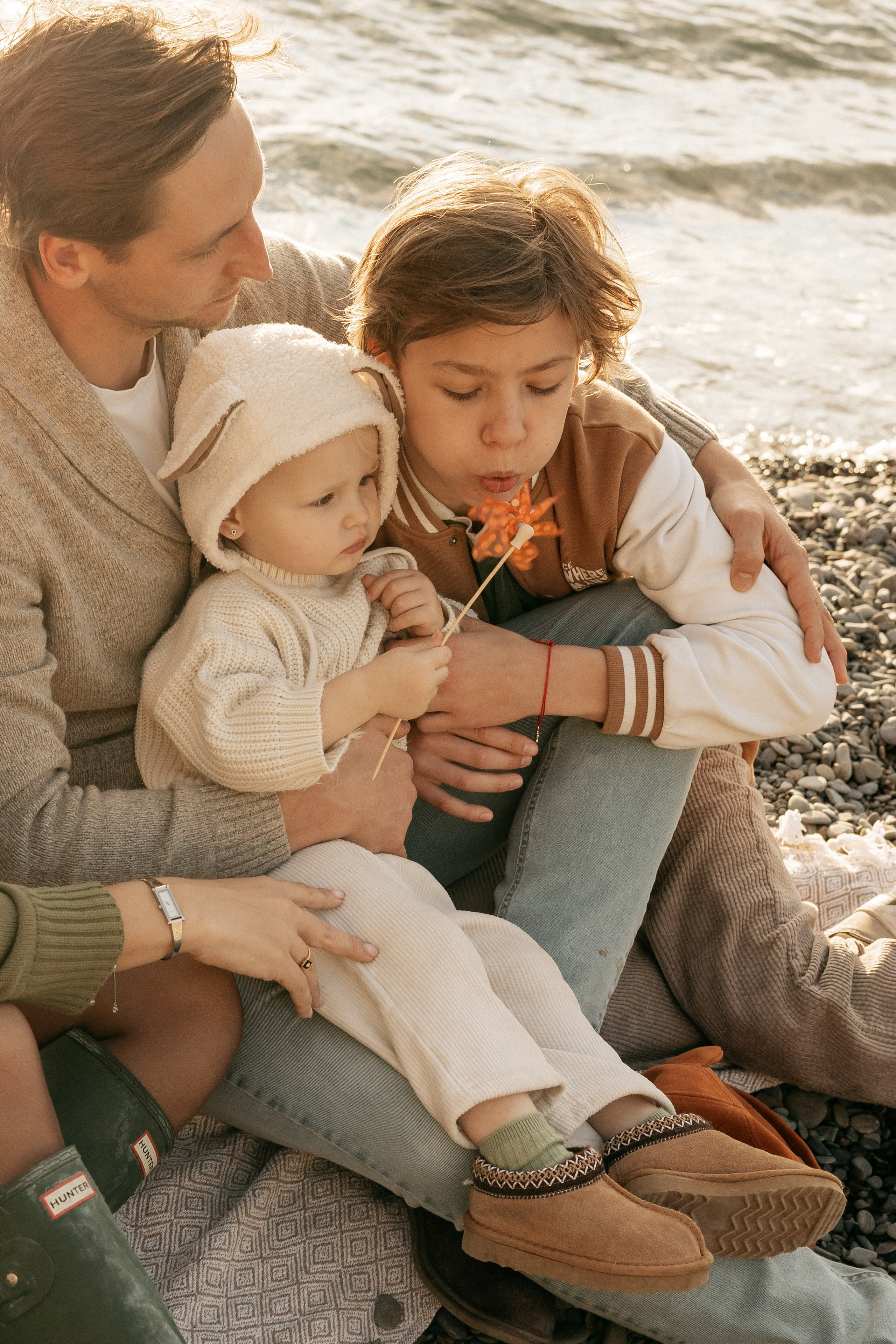 Нежные семейные объятия на фоне вечернего моря