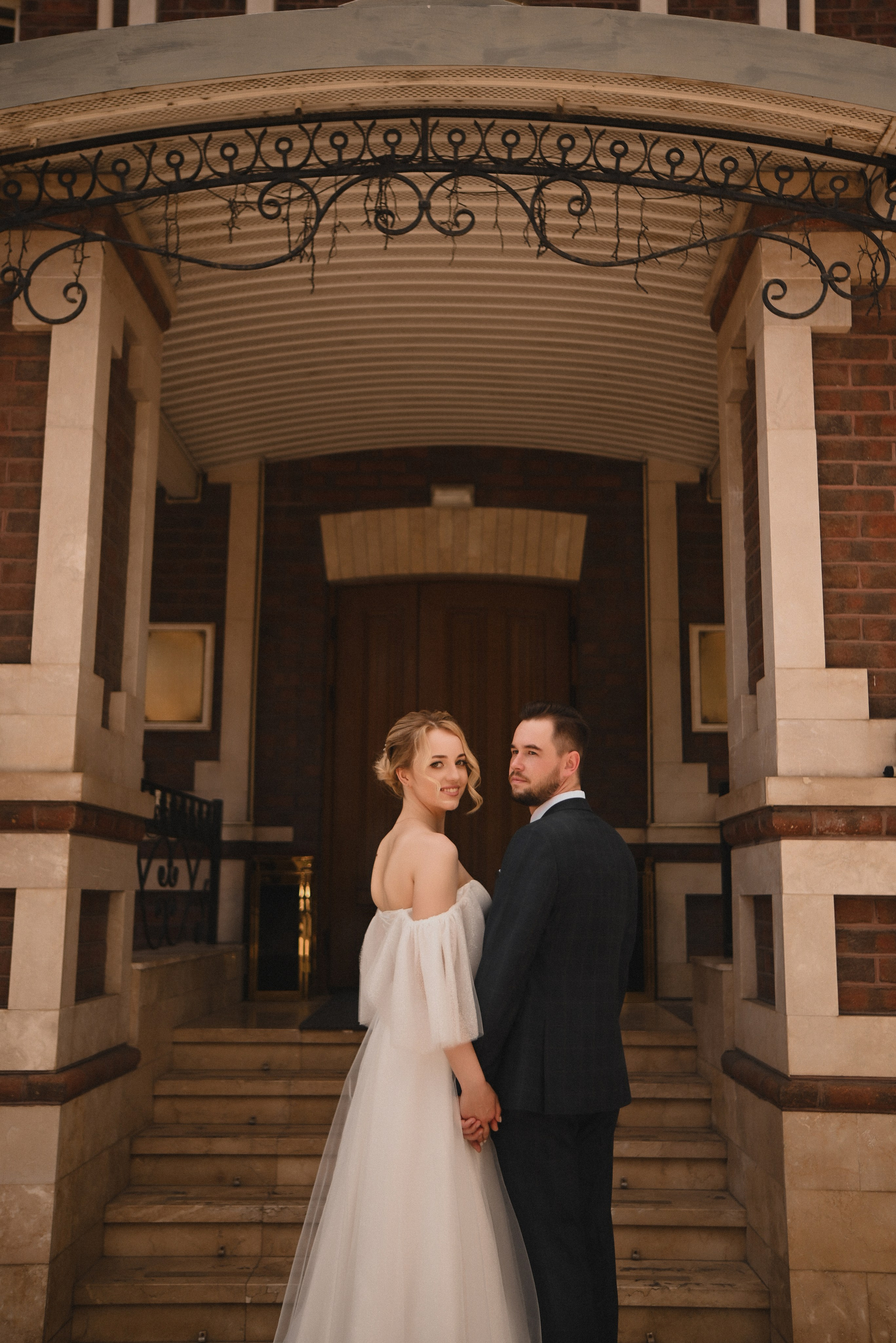 Невеста и жених гуляют по набережной в Туле