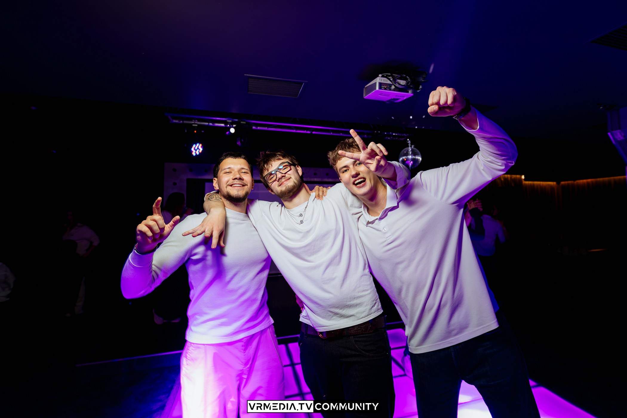 Караоке-бар «Volna»: Friends day или день дружбана