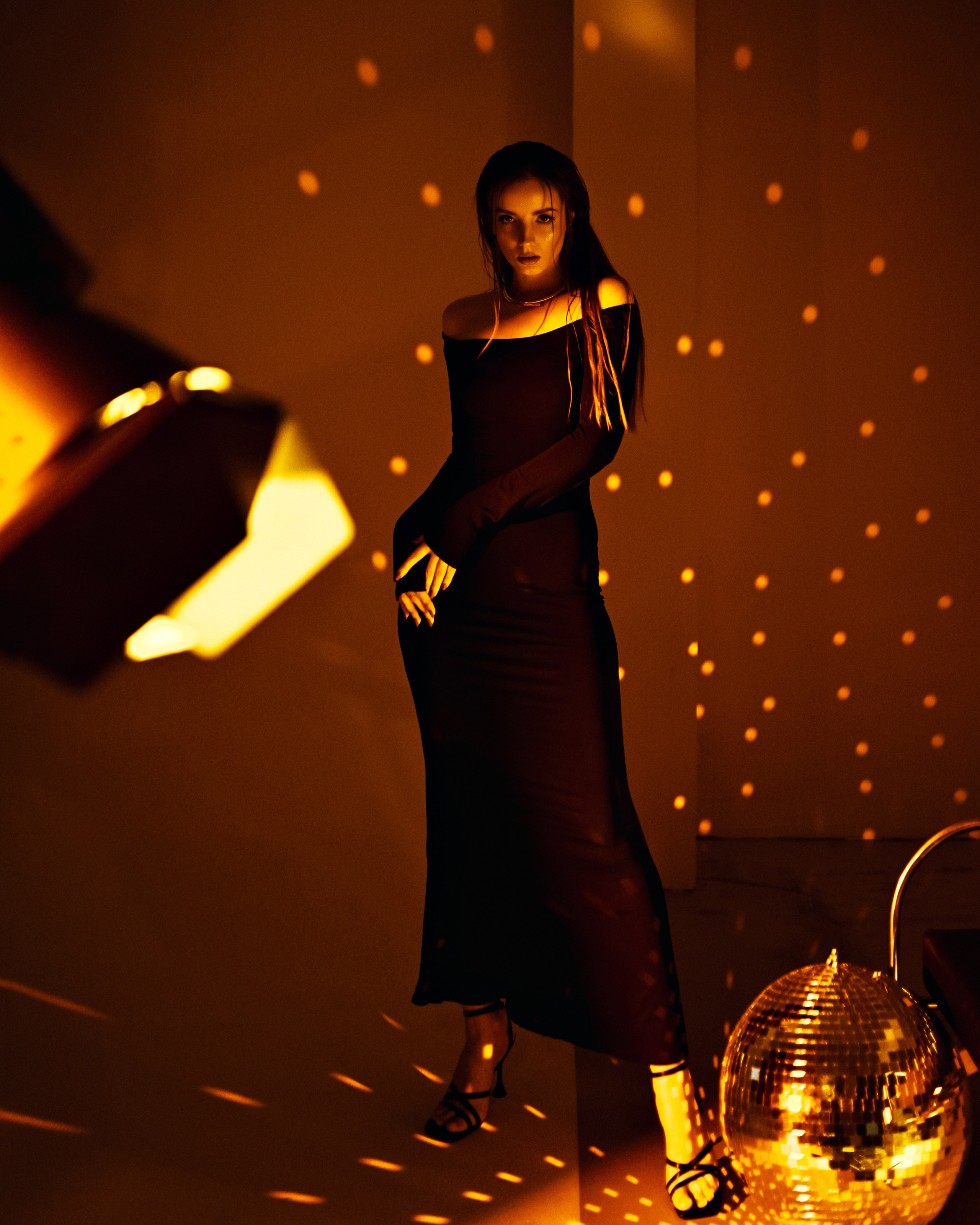 Фотосессия с цветным светом на цветном фоне в черном платье