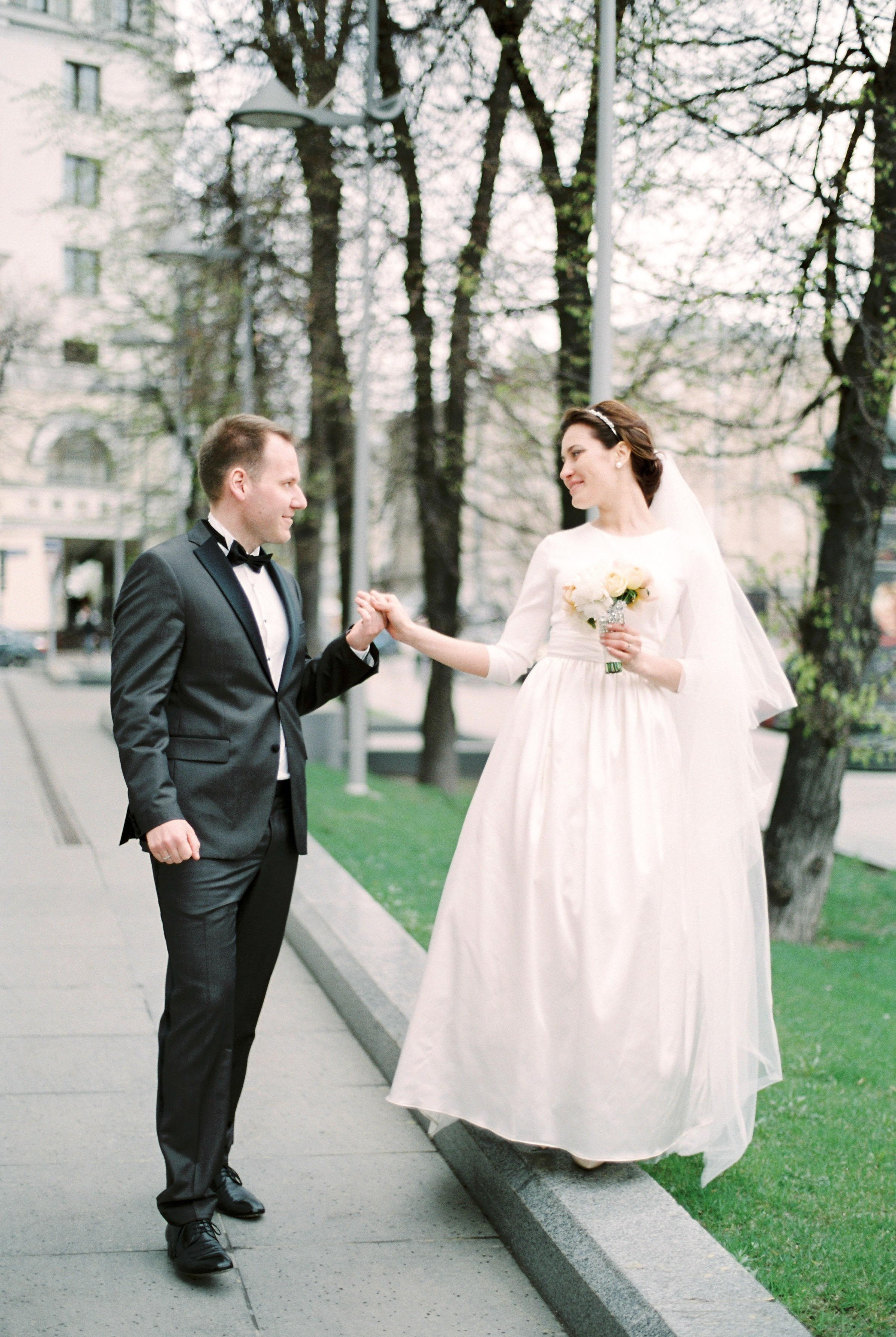 Стильная свадьба на плёнку в центре Москвы, плёночный фотограф Москва