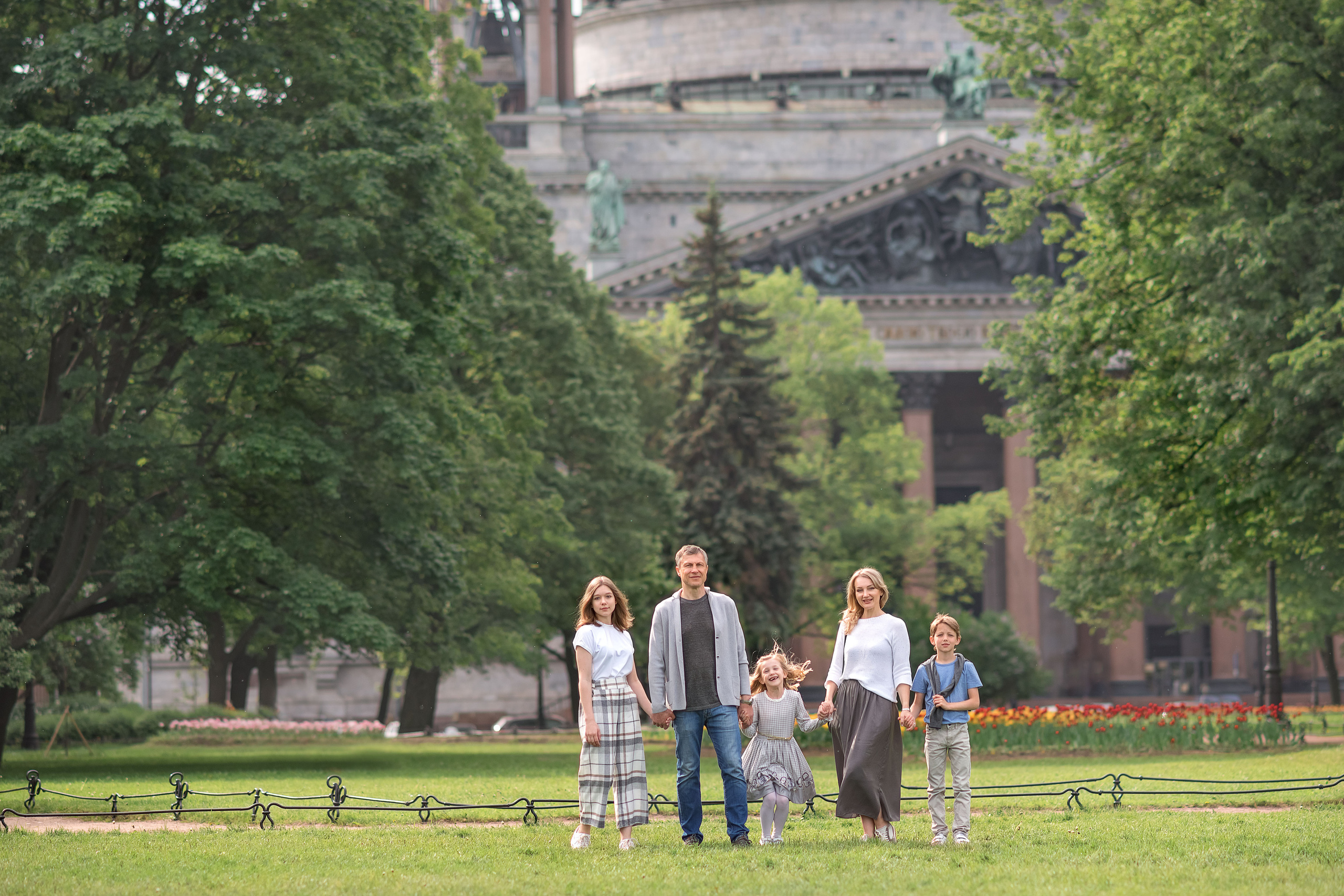 Семейная фотосессия в центре СПб. Фотограф Юлия Кондратьева