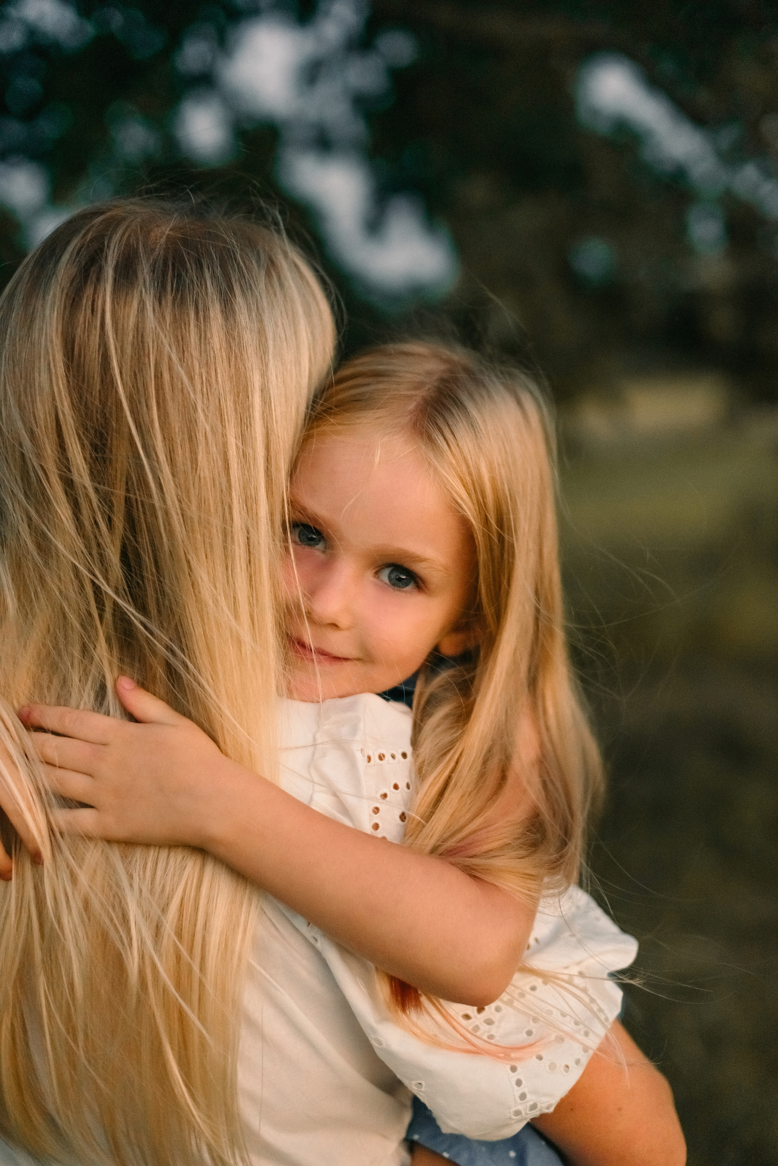 Семейная фотосессия на природе. Дочки, мама и бабушка. Фотограф Юлия Кондратьева