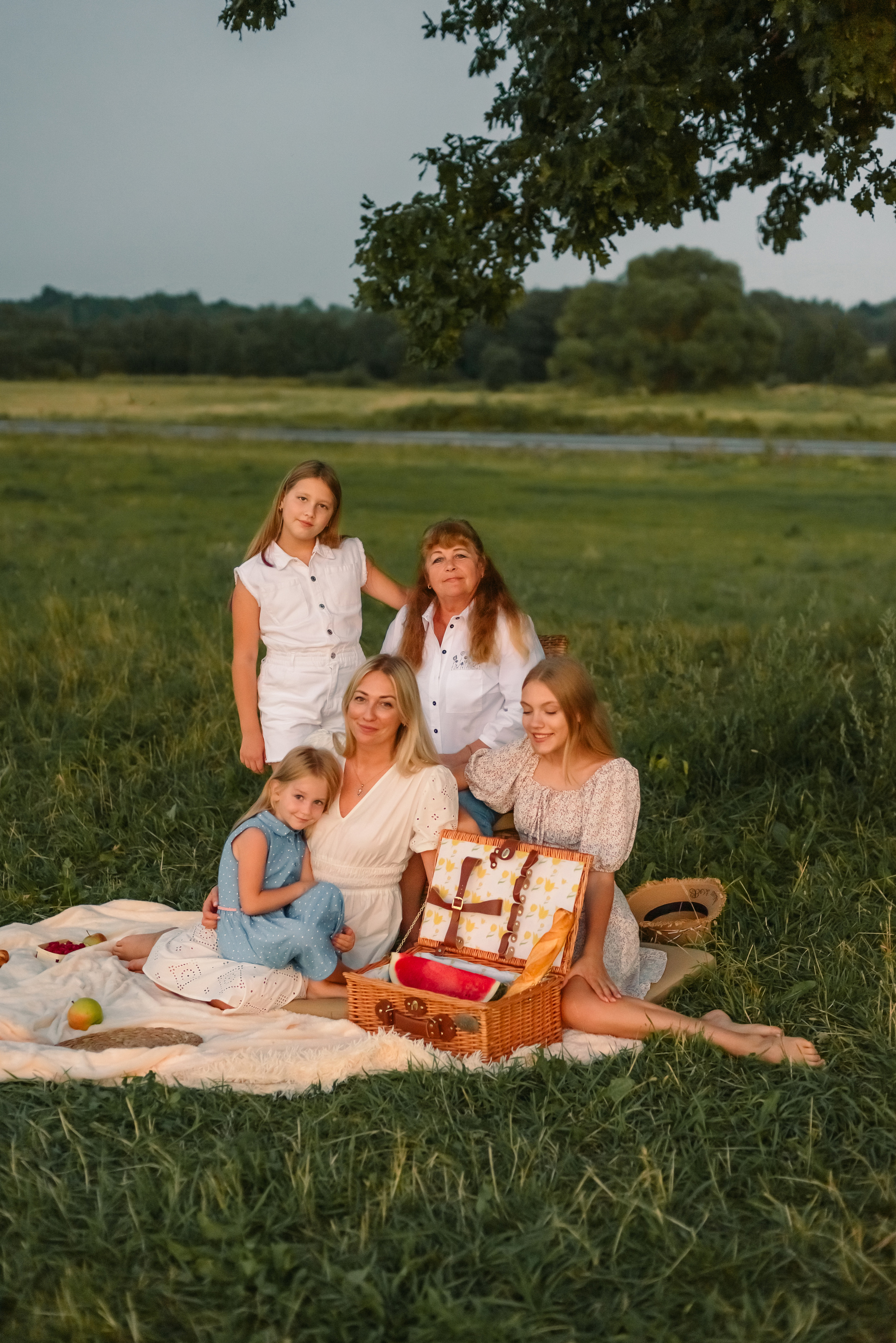 Семейная фотосессия на природе. Дочки, мама и бабушка. Фотограф Юлия Кондратьева
