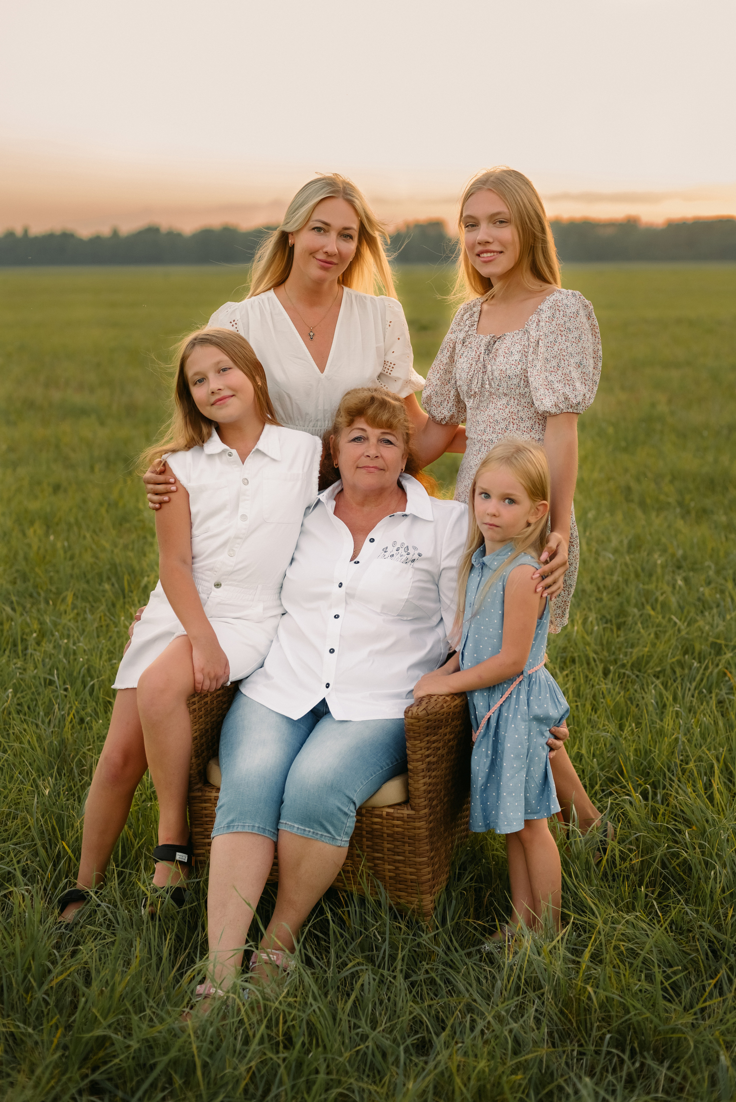 Семейная фотосессия на природе. Дочки, мама и бабушка. Фотограф Юлия Кондратьева