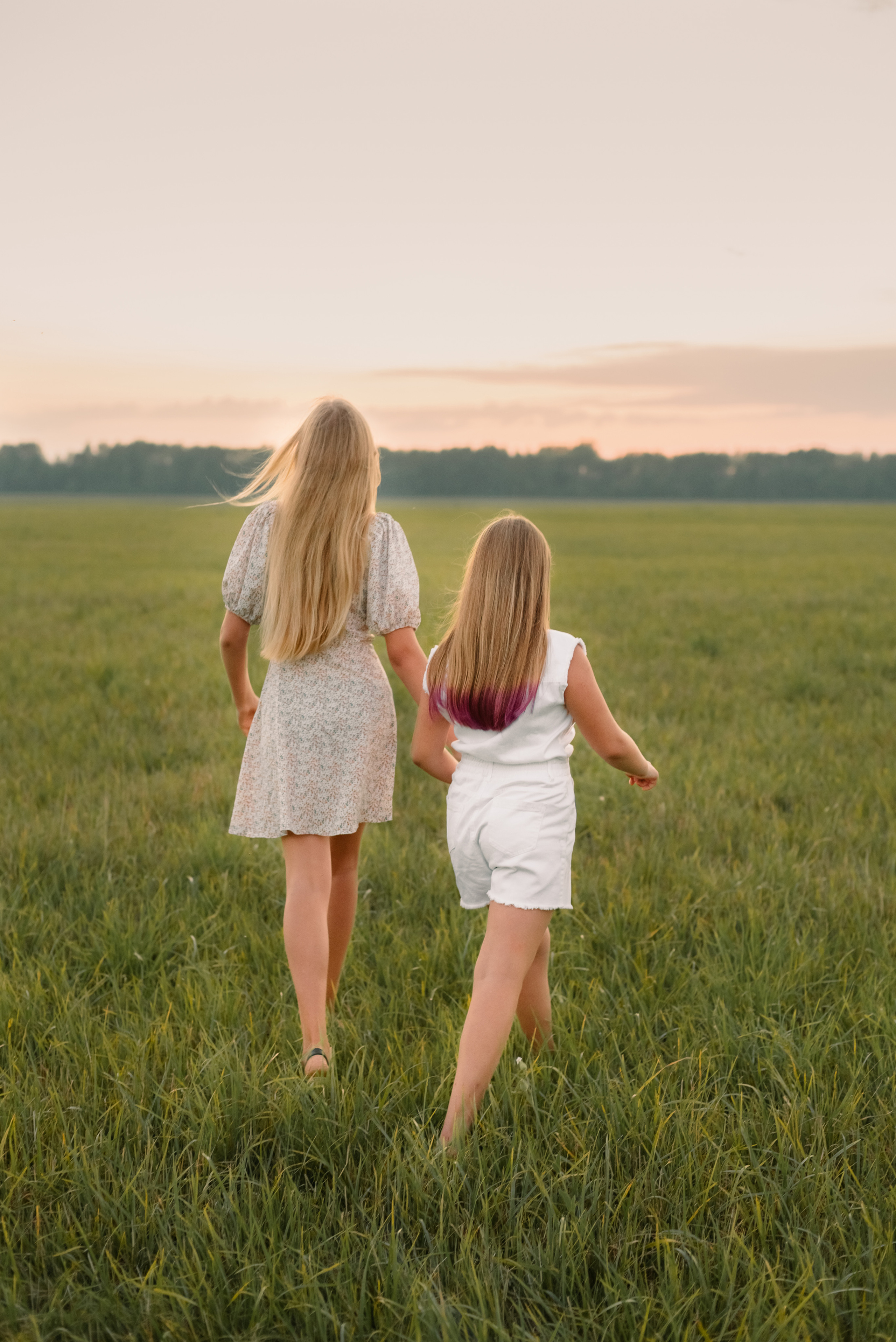 Семейная фотосессия на природе. Дочки, мама и бабушка. Фотограф Юлия Кондратьева