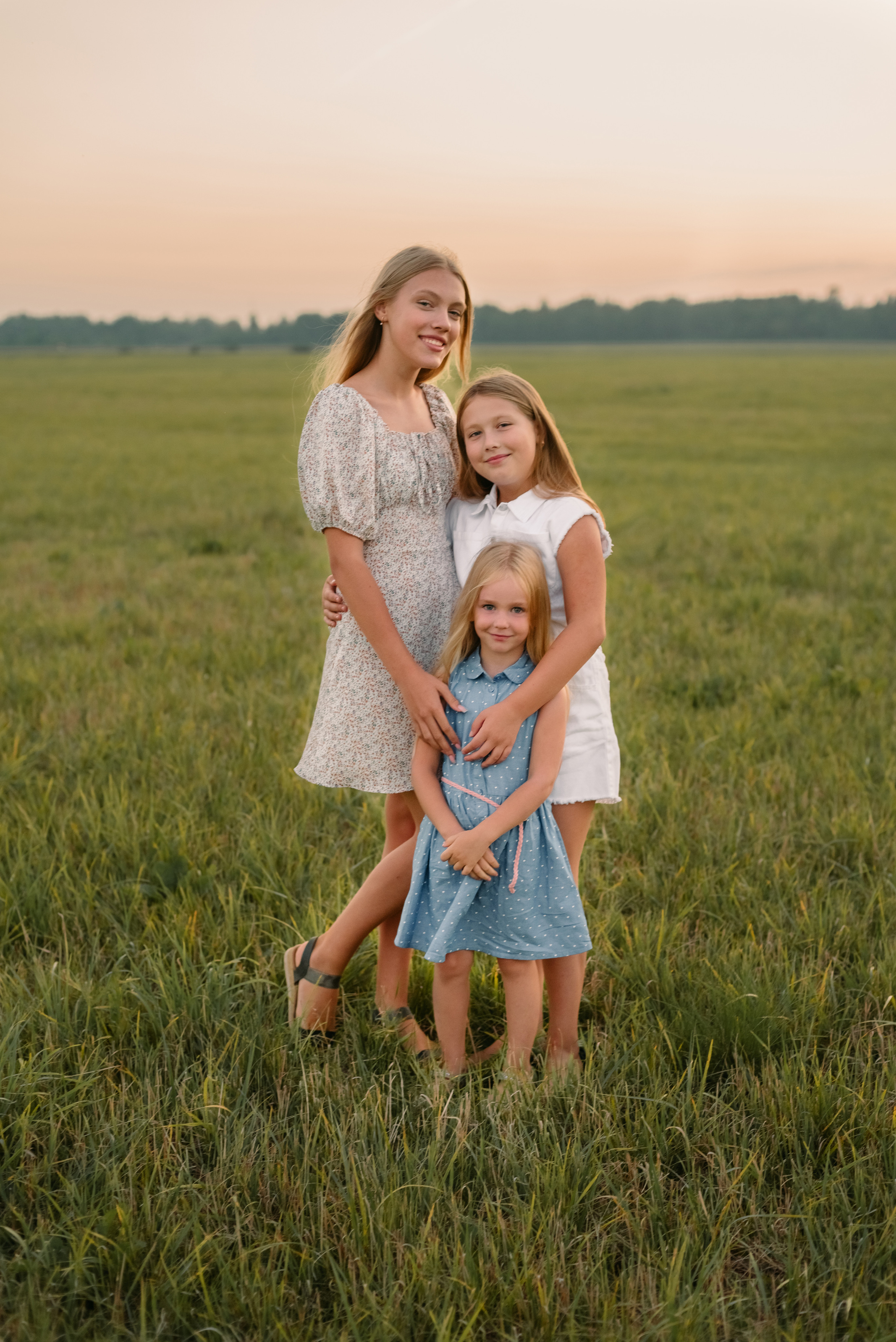 Семейная фотосессия на природе. Дочки, мама и бабушка. Фотограф Юлия Кондратьева