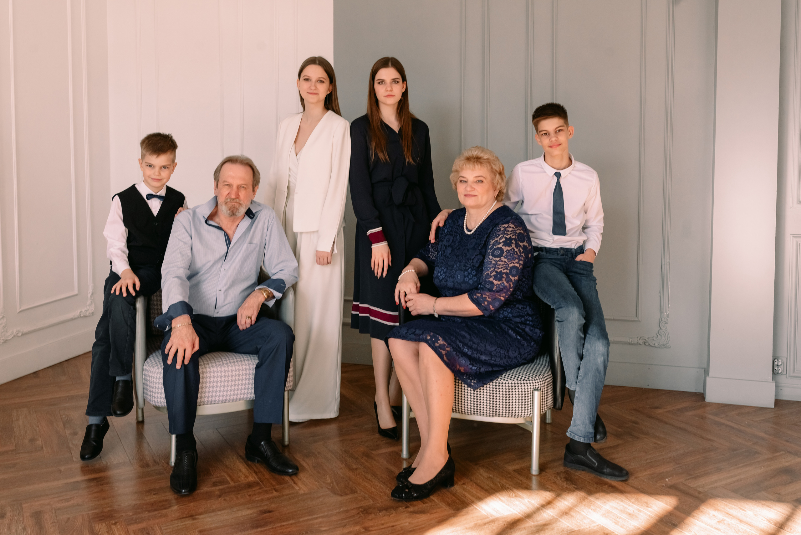 Фотосессия большой семьи в студии. Фотограф Юлия Кондратьева