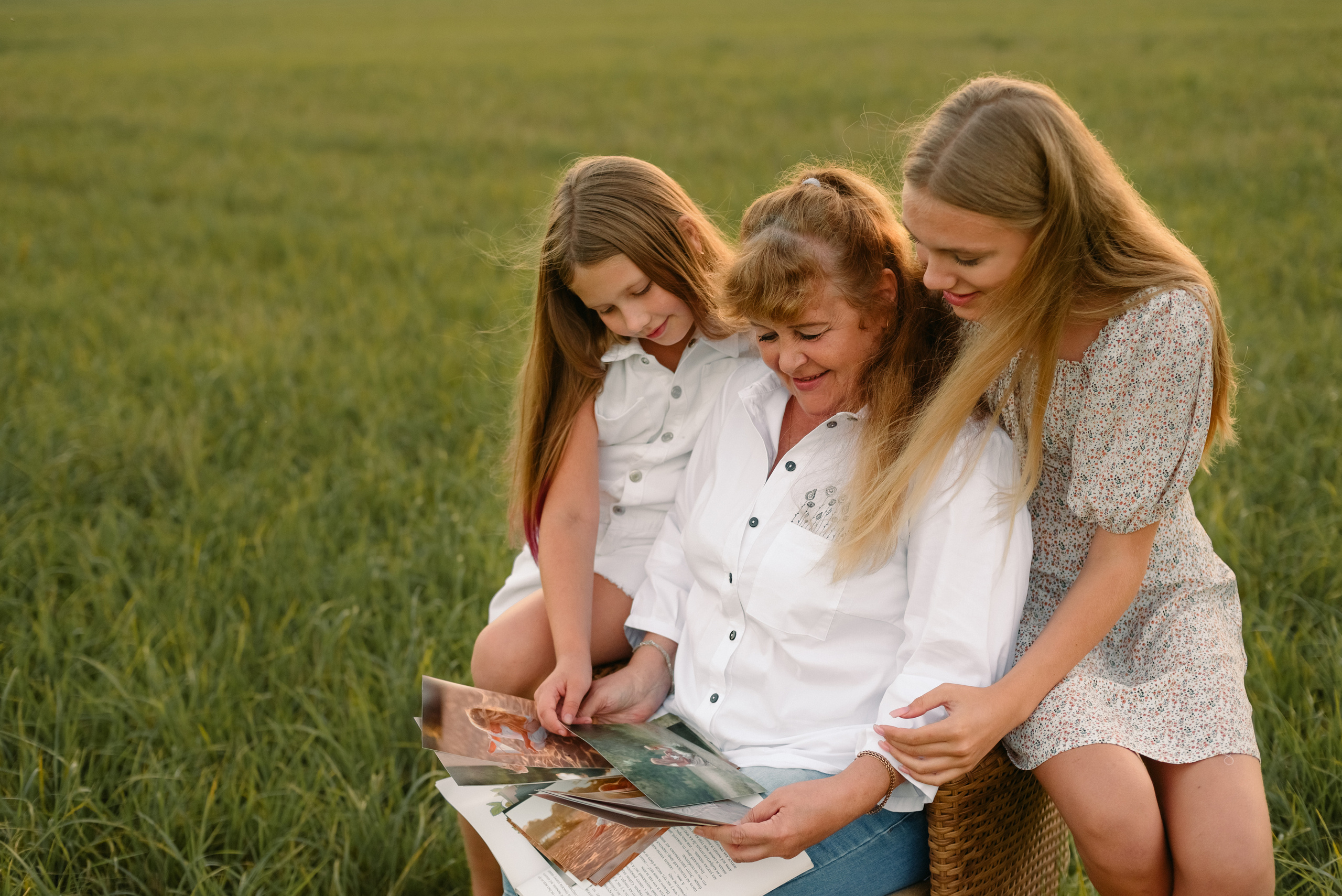 Семейная фотосессия на природе. Дочки, мама и бабушка. Фотограф Юлия Кондратьева