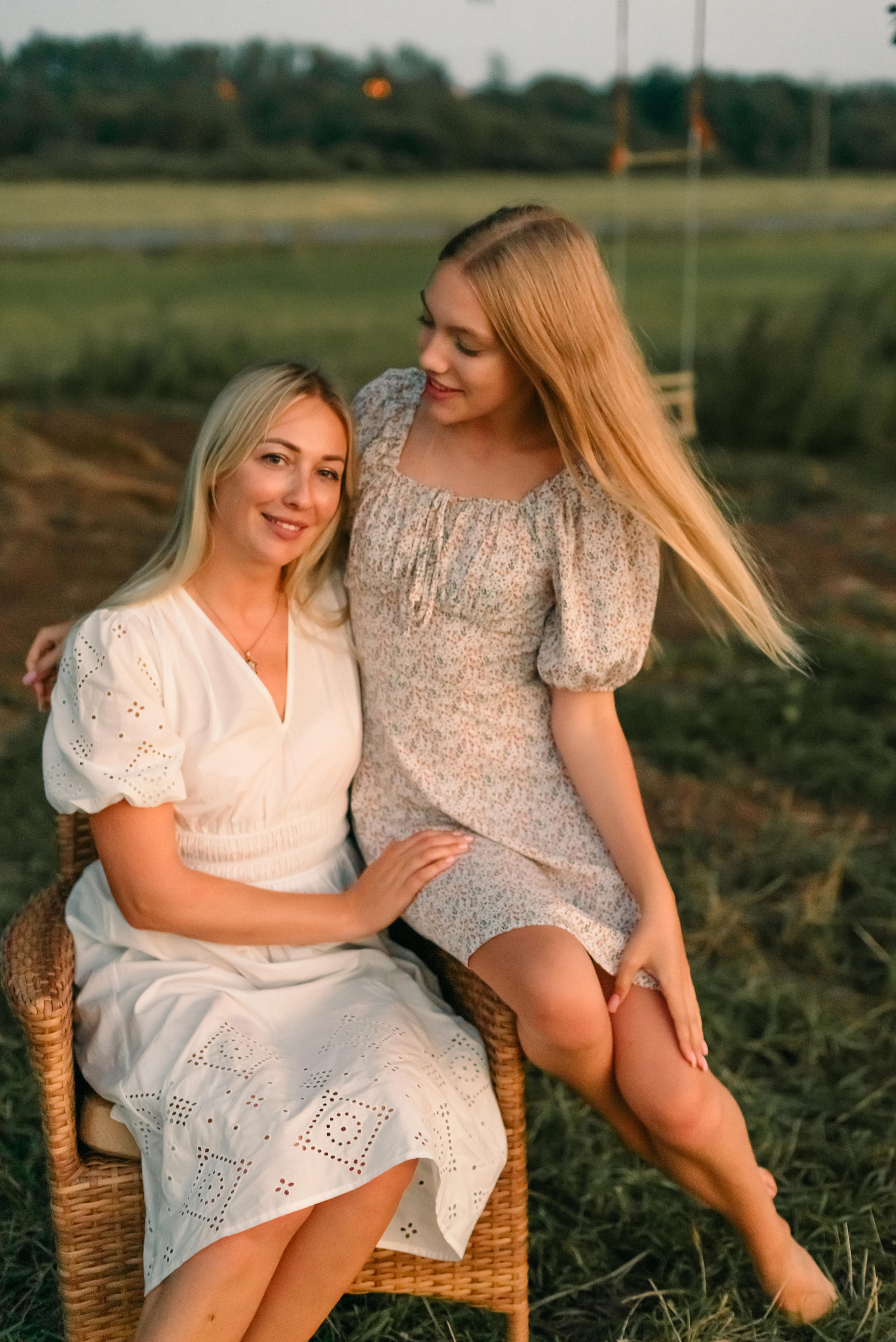 Семейная фотосессия на природе. Дочки, мама и бабушка. Фотограф Юлия Кондратьева