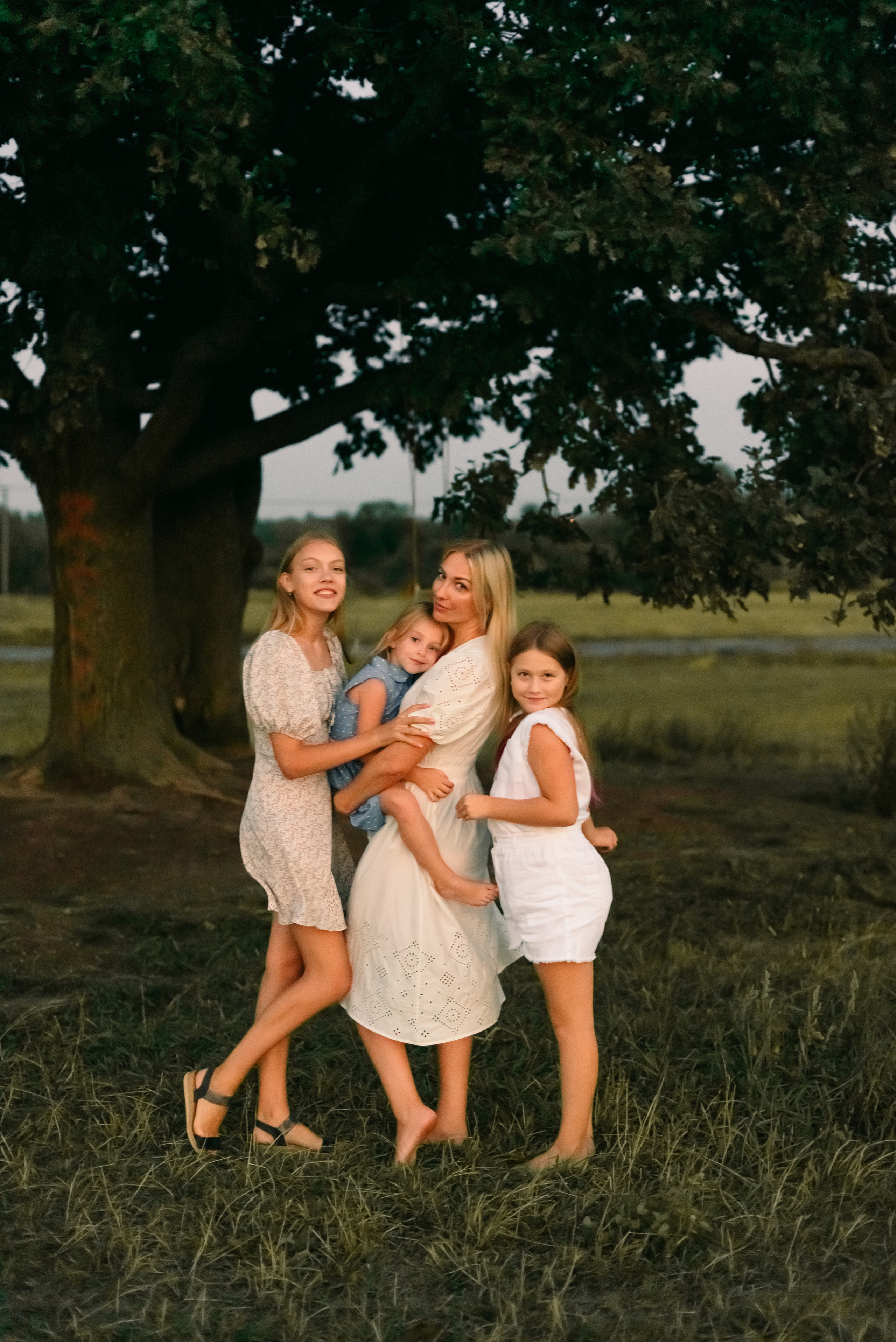 Семейная фотосессия на природе. Дочки, мама и бабушка. Фотограф Юлия Кондратьева