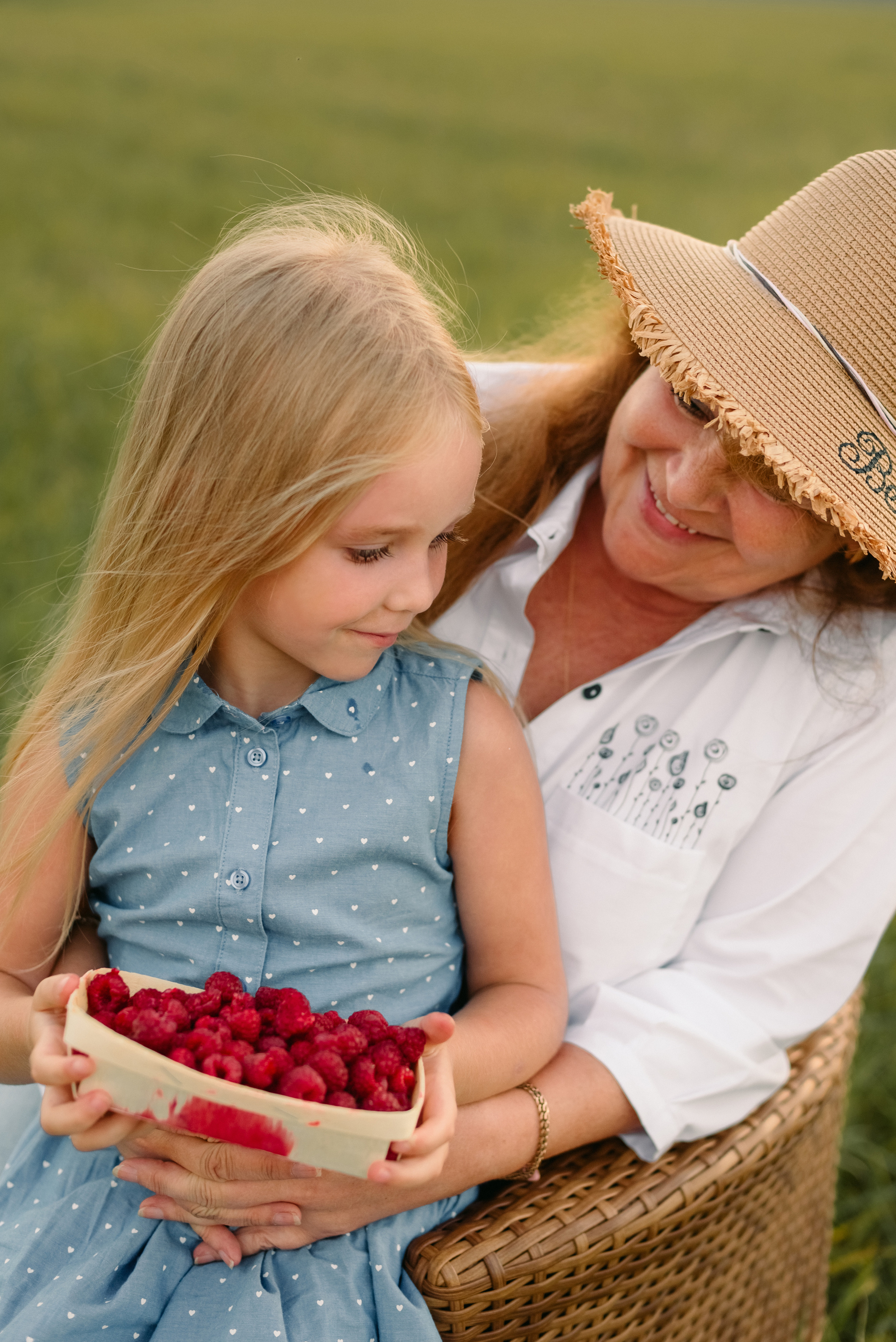 Семейная фотосессия на природе. Дочки, мама и бабушка. Фотограф Юлия Кондратьева