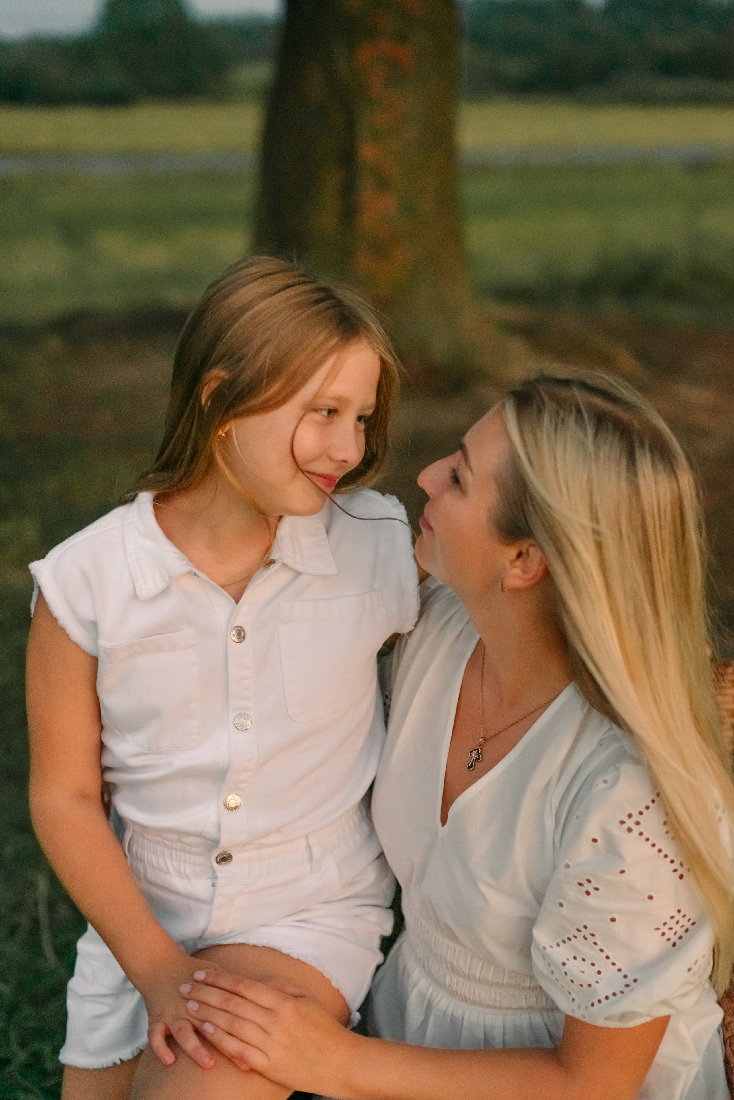 Семейная фотосессия на природе. Дочки, мама и бабушка. Фотограф Юлия Кондратьева