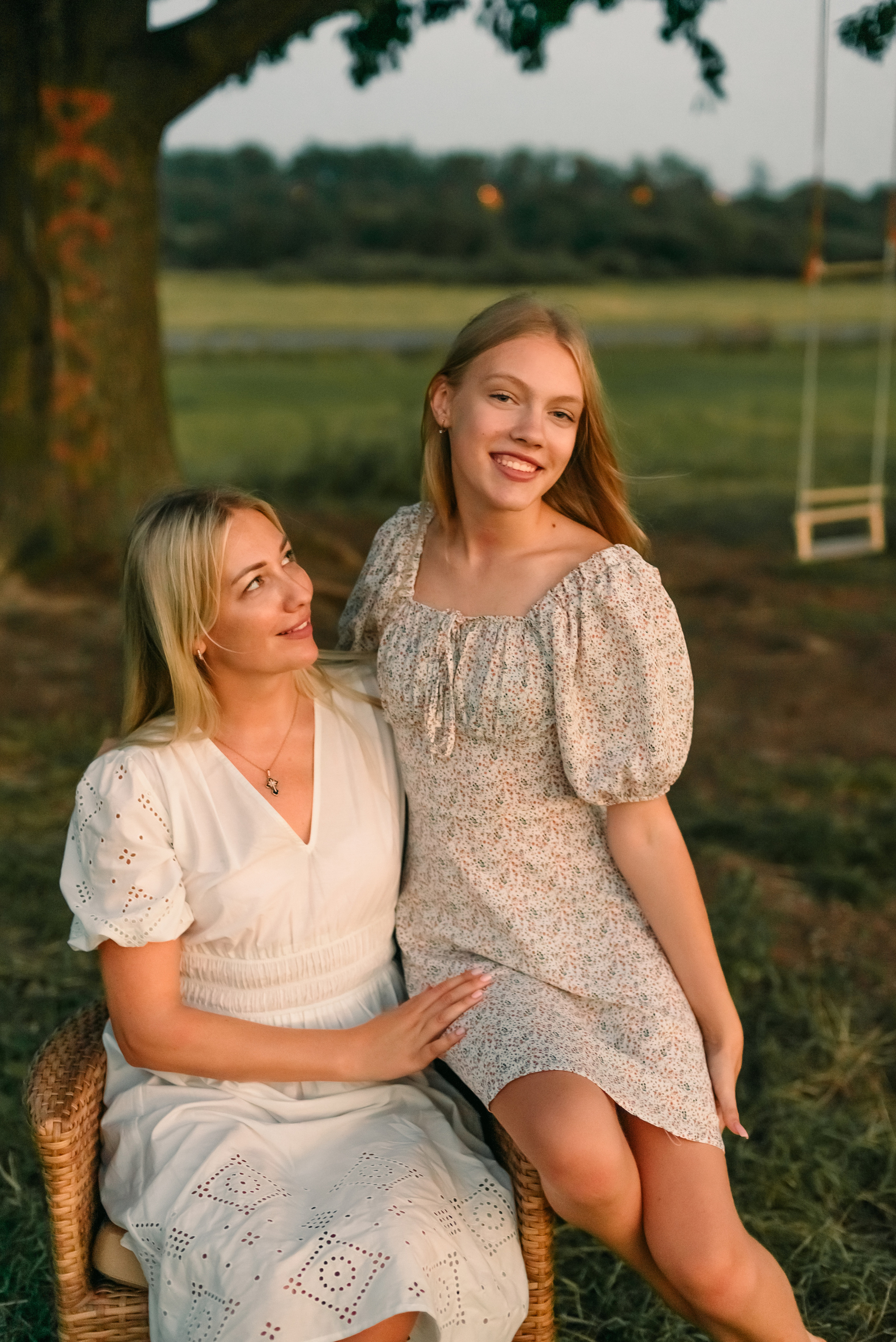 Семейная фотосессия на природе. Дочки, мама и бабушка. Фотограф Юлия Кондратьева