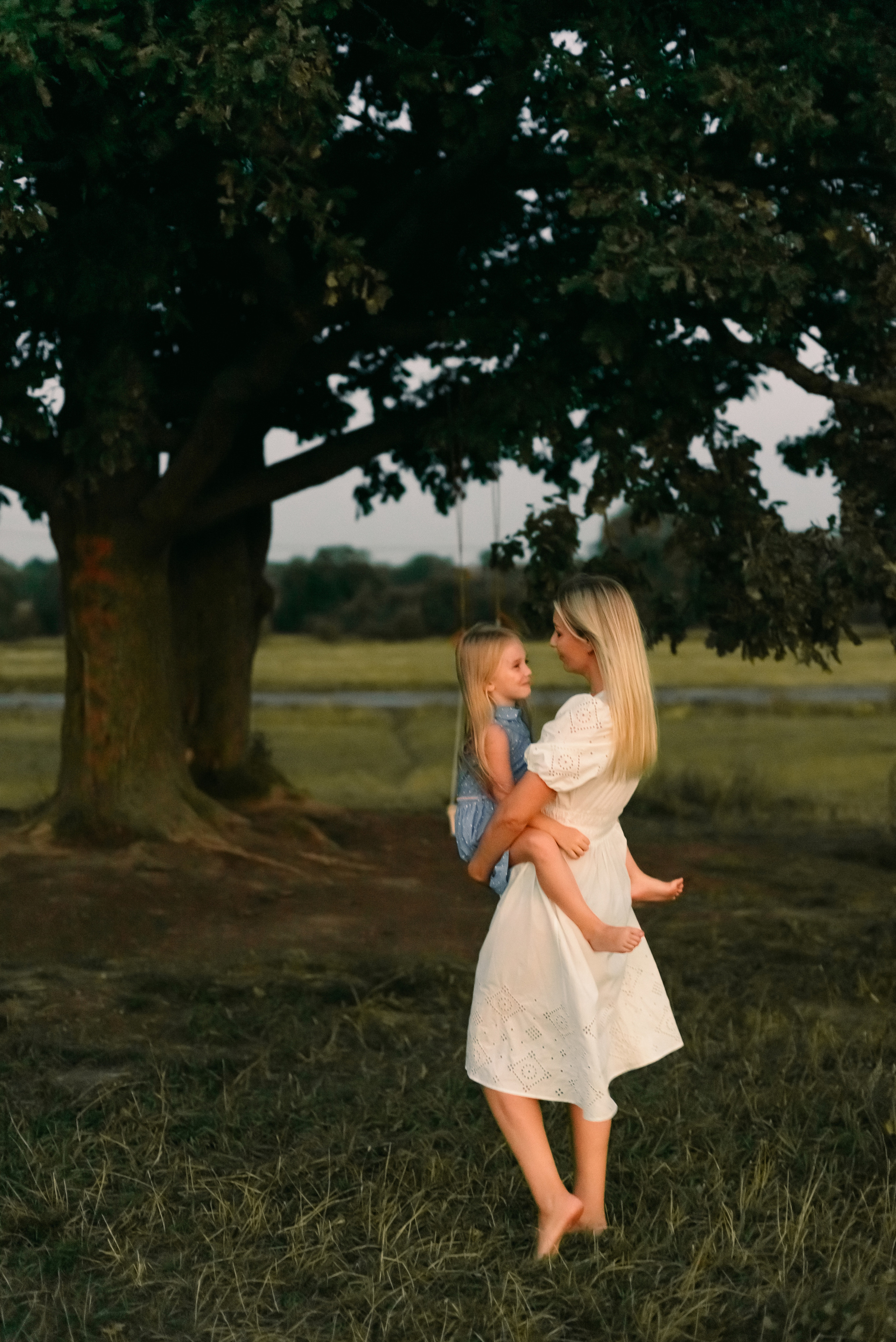 Семейная фотосессия на природе. Дочки, мама и бабушка. Фотограф Юлия Кондратьева