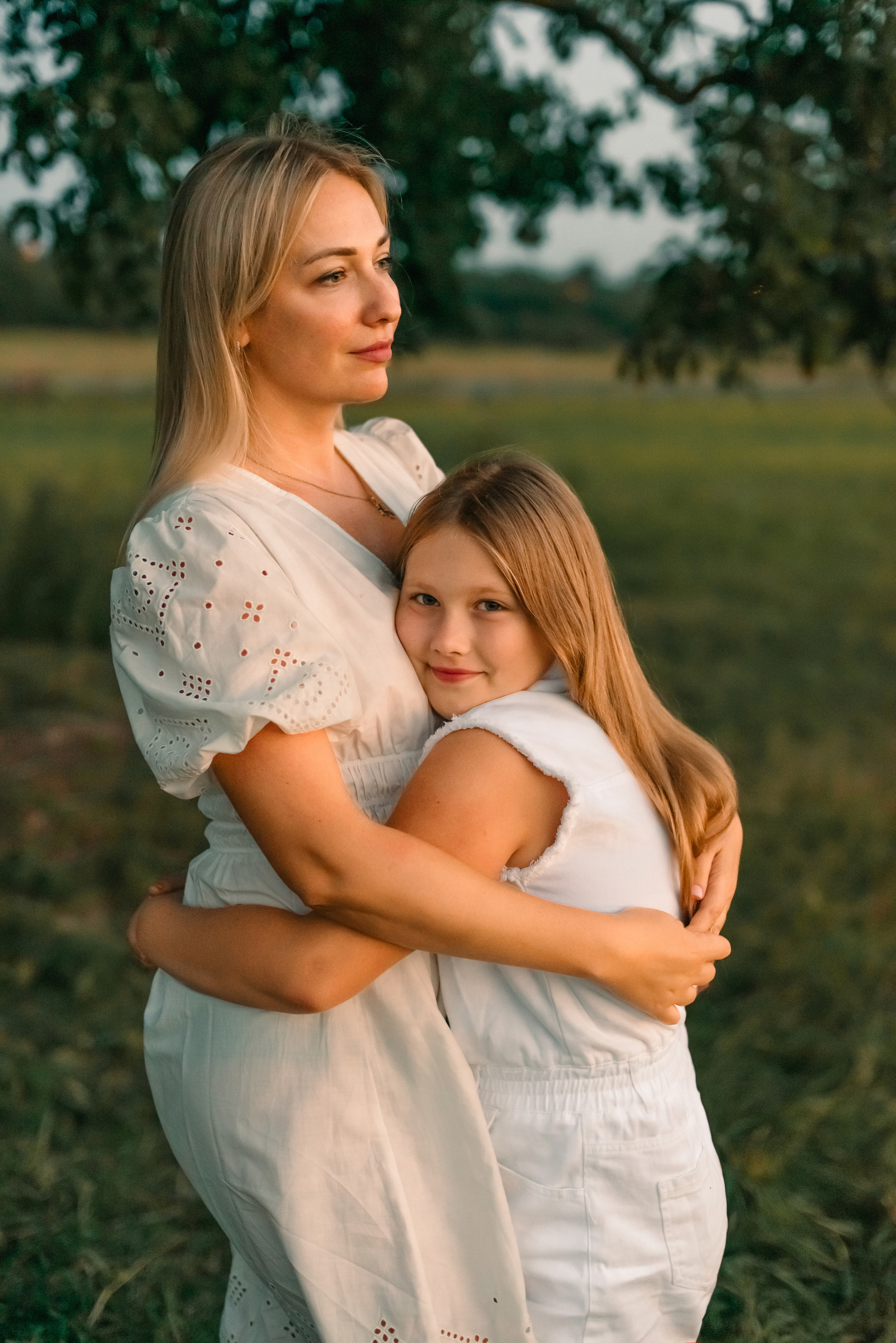 Семейная фотосессия на природе. Дочки, мама и бабушка. Фотограф Юлия Кондратьева