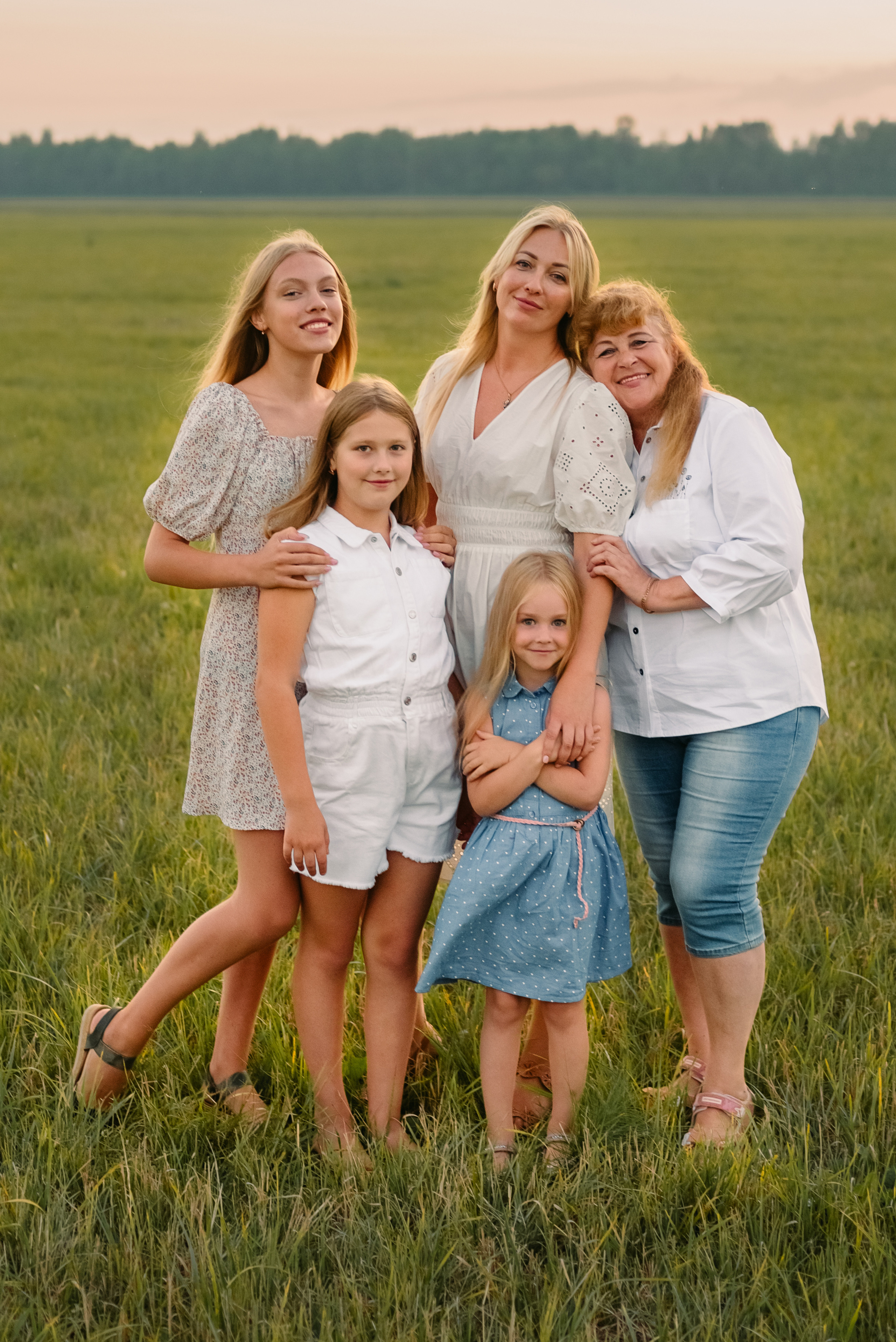 Семейная фотосессия на природе. Дочки, мама и бабушка. Фотограф Юлия Кондратьева