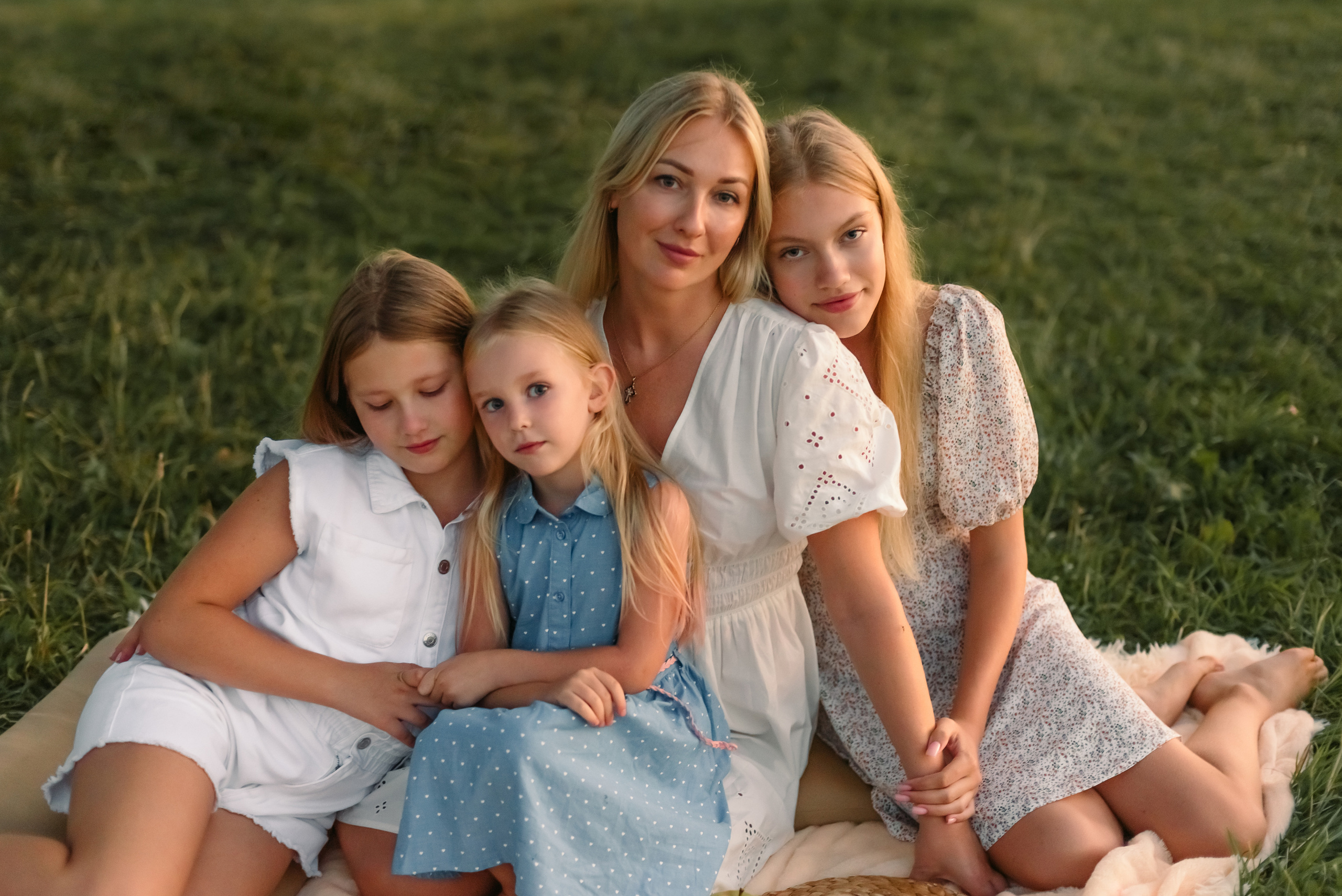 Семейная фотосессия на природе. Дочки, мама и бабушка. Фотограф Юлия Кондратьева