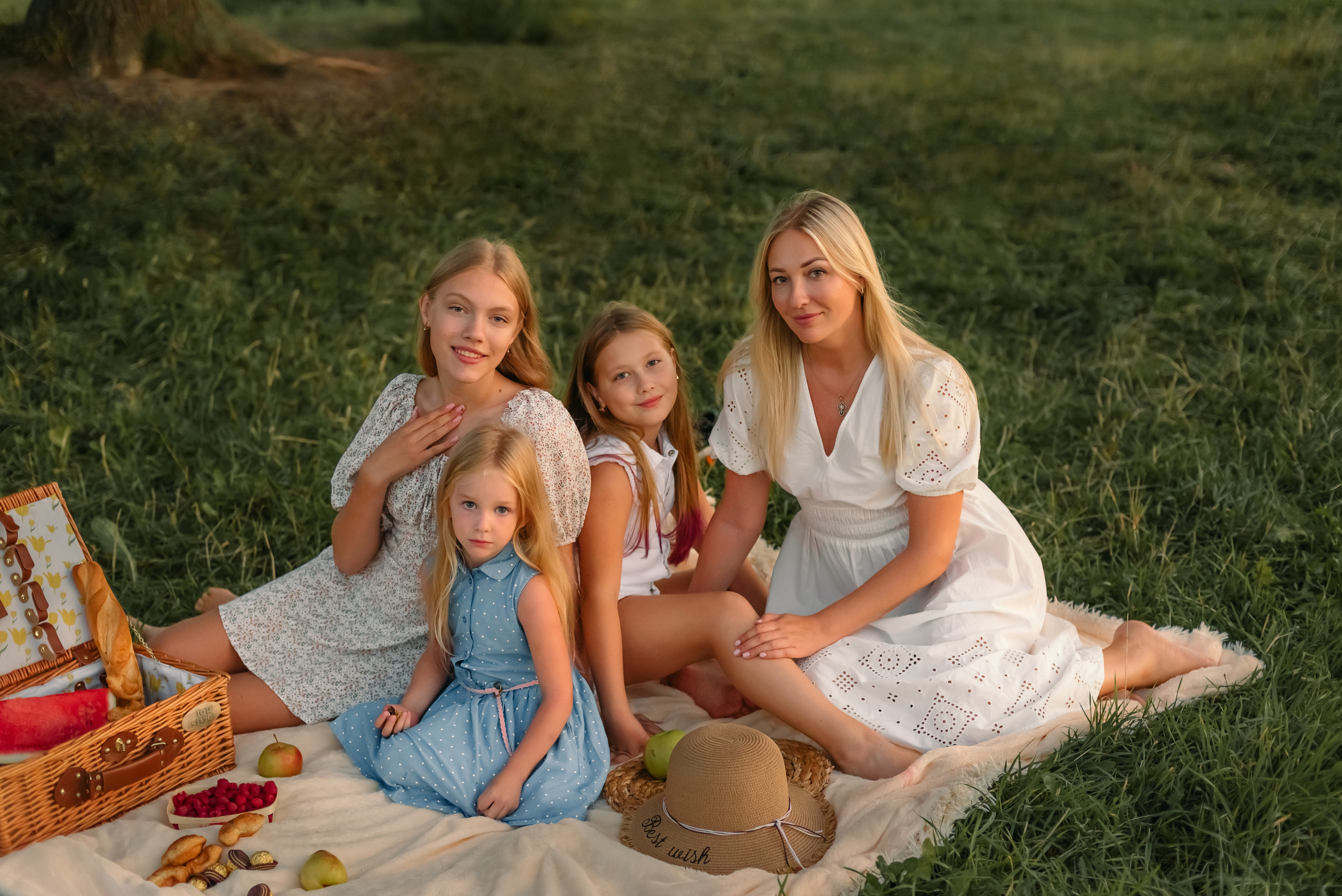 Семейная фотосессия на природе. Дочки, мама и бабушка. Фотограф Юлия Кондратьева