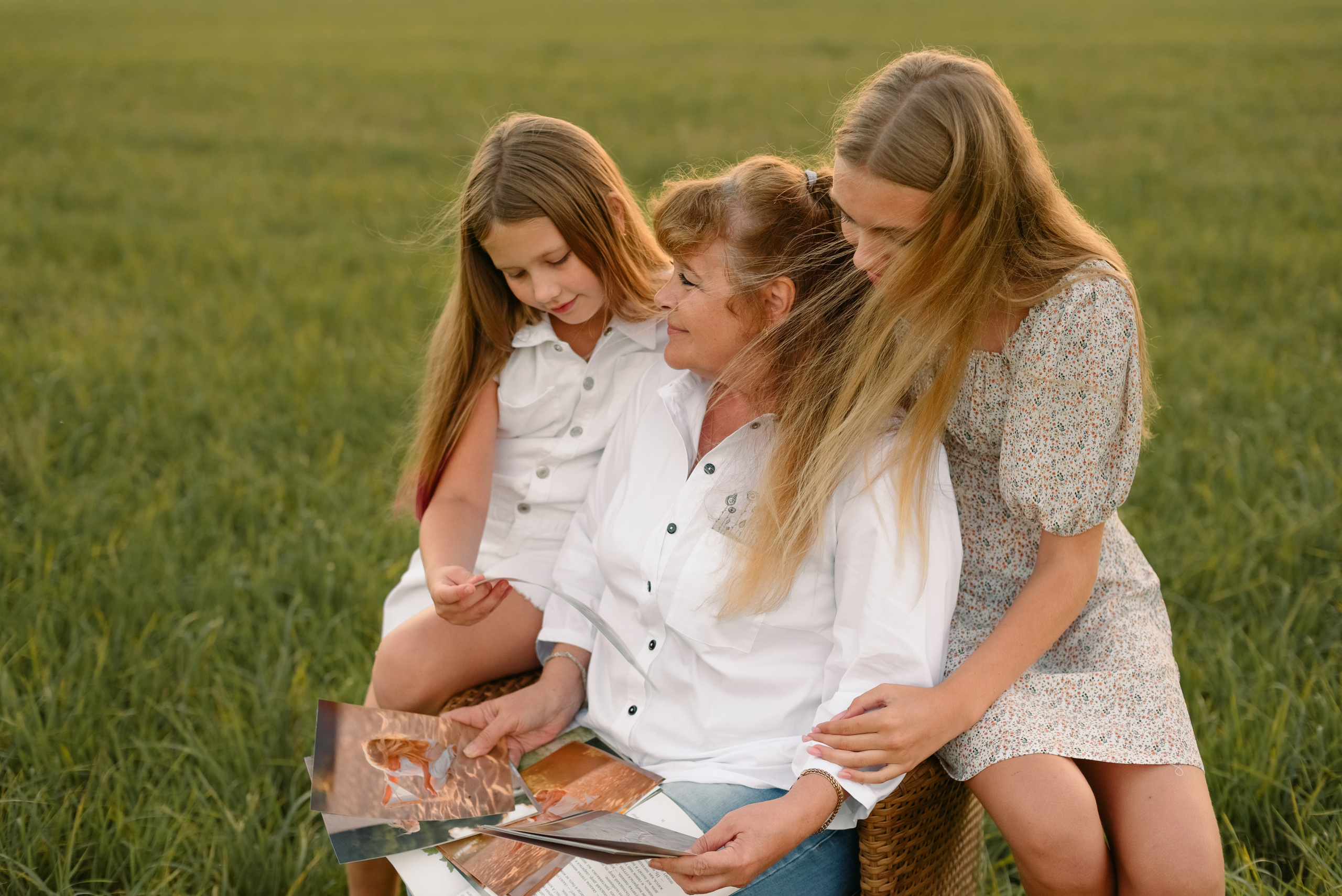 Семейная фотосессия на природе. Дочки, мама и бабушка. Фотограф Юлия Кондратьева