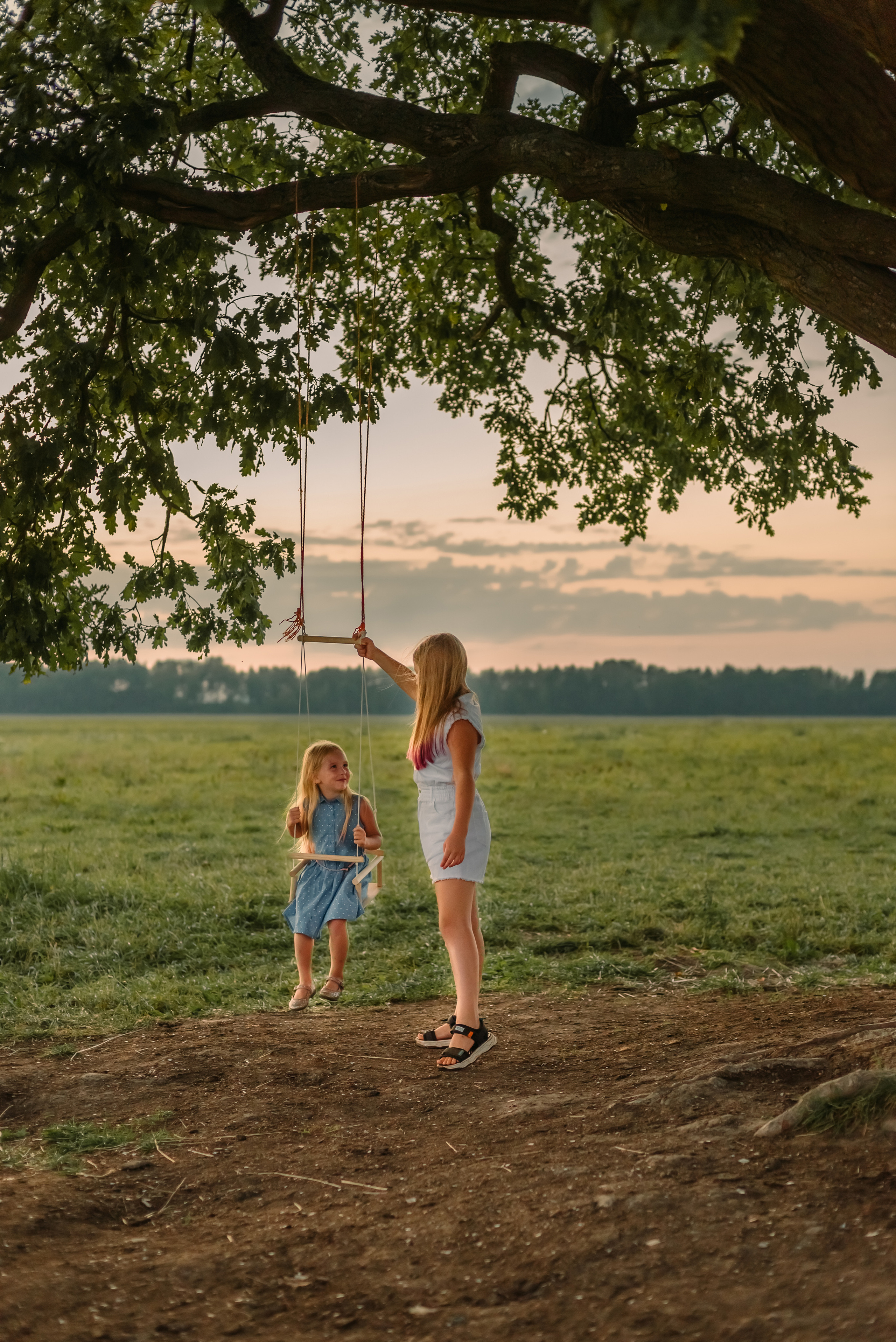 Семейная фотосессия на природе. Дочки, мама и бабушка. Фотограф Юлия Кондратьева