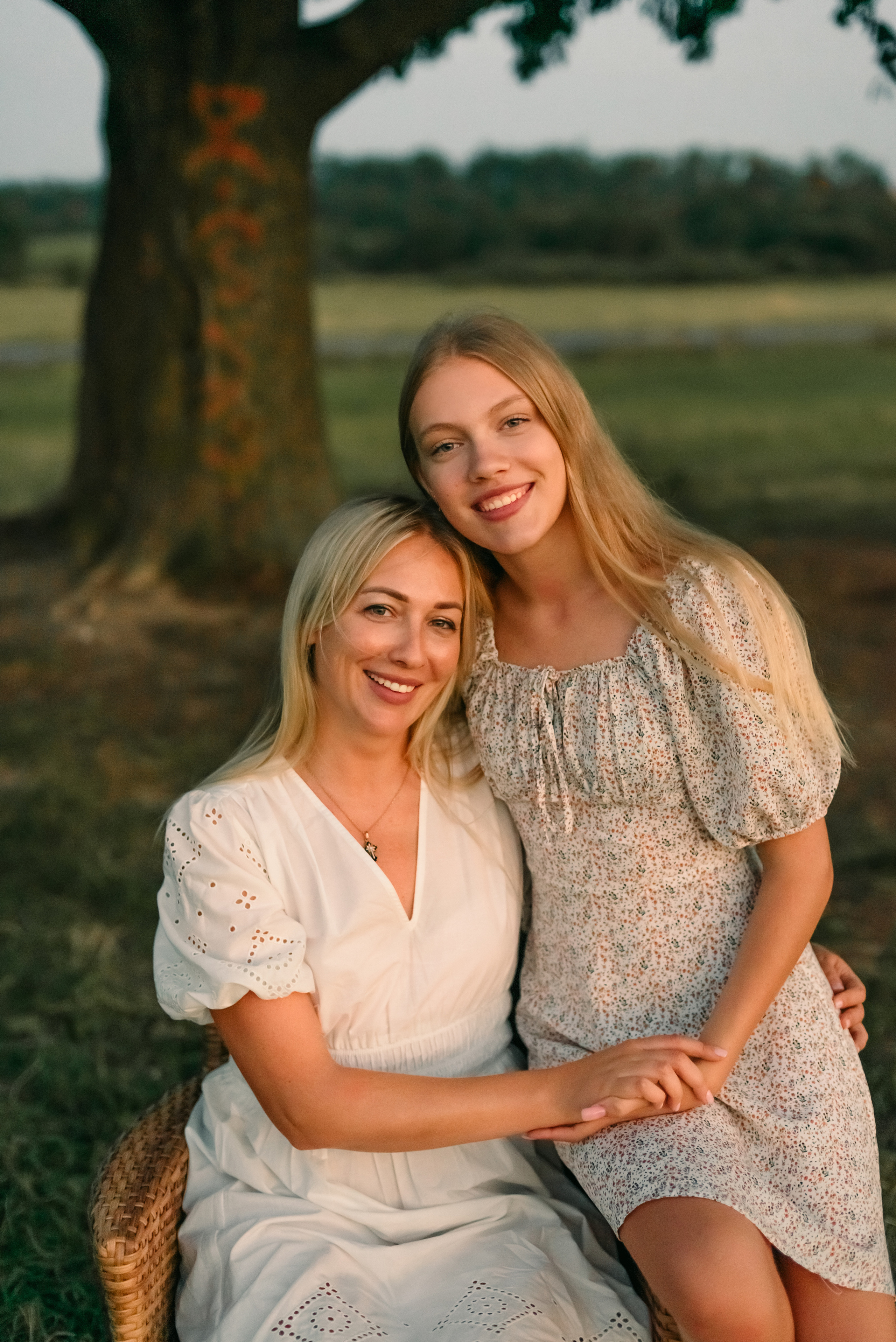 Семейная фотосессия на природе. Дочки, мама и бабушка. Фотограф Юлия Кондратьева