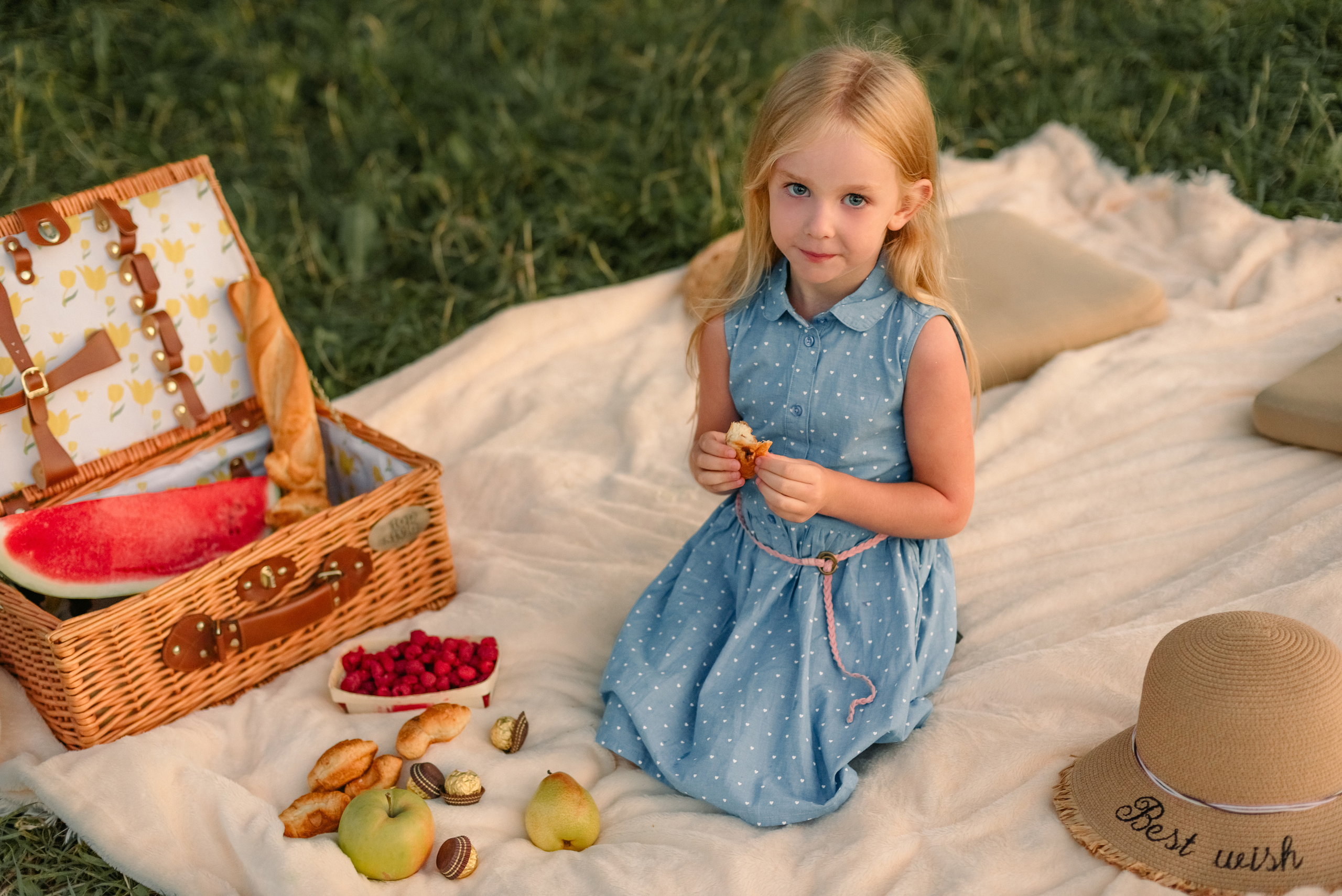 Семейная фотосессия на природе. Дочки, мама и бабушка. Фотограф Юлия Кондратьева
