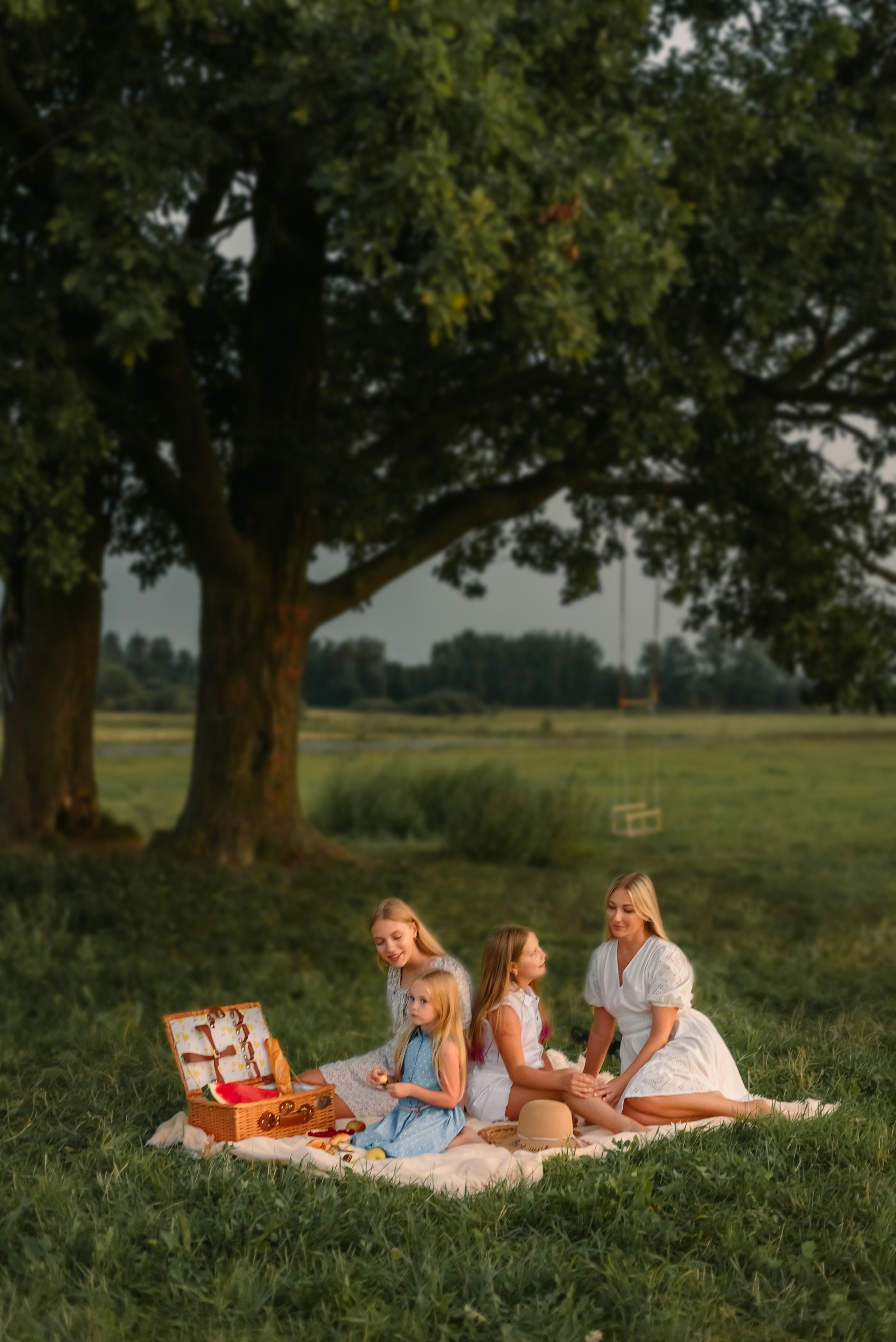 Семейная фотосессия на природе. Дочки, мама и бабушка. Фотограф Юлия Кондратьева
