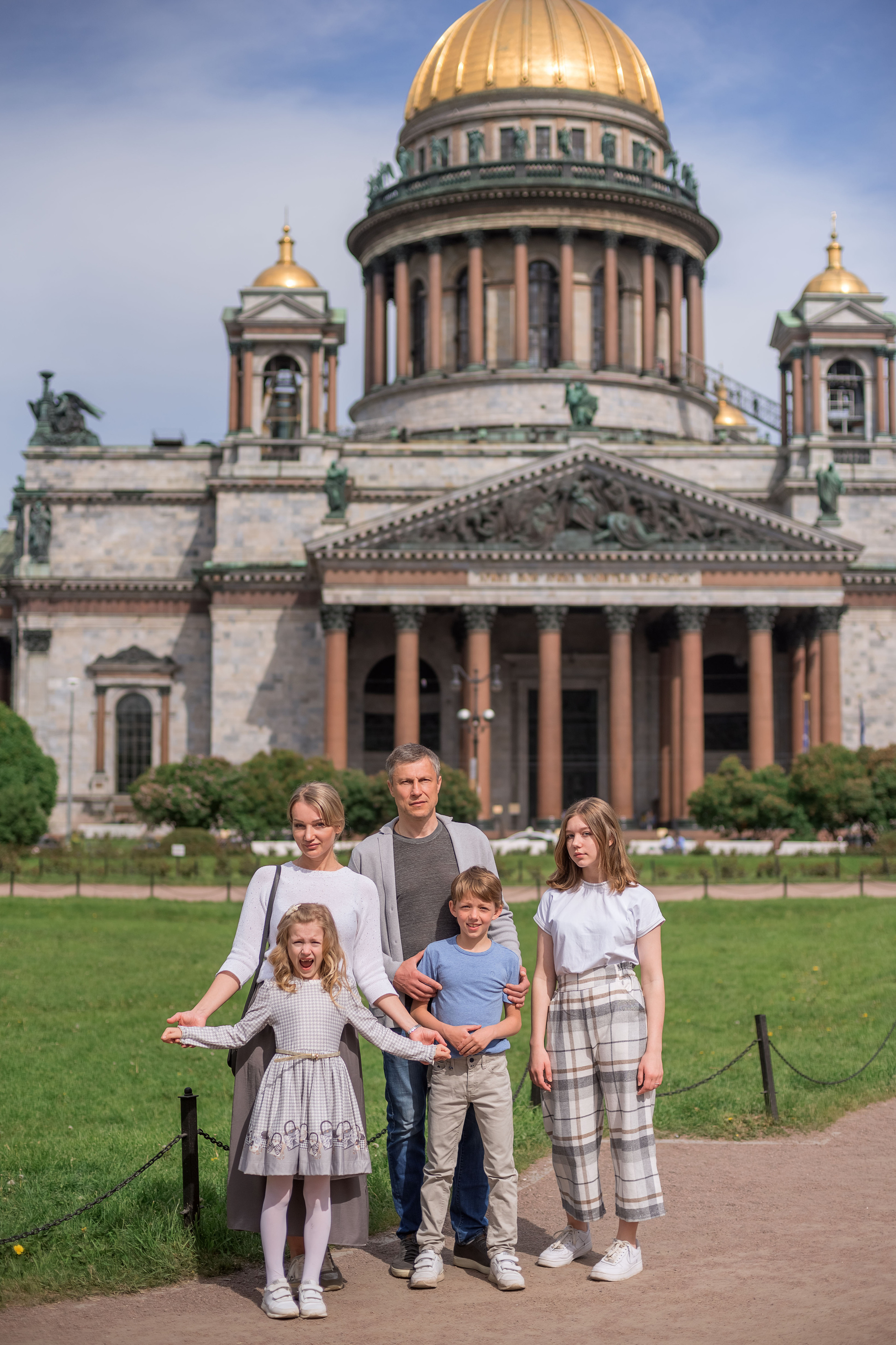 Семейная фотосессия в центре СПб. Фотограф Юлия Кондратьева