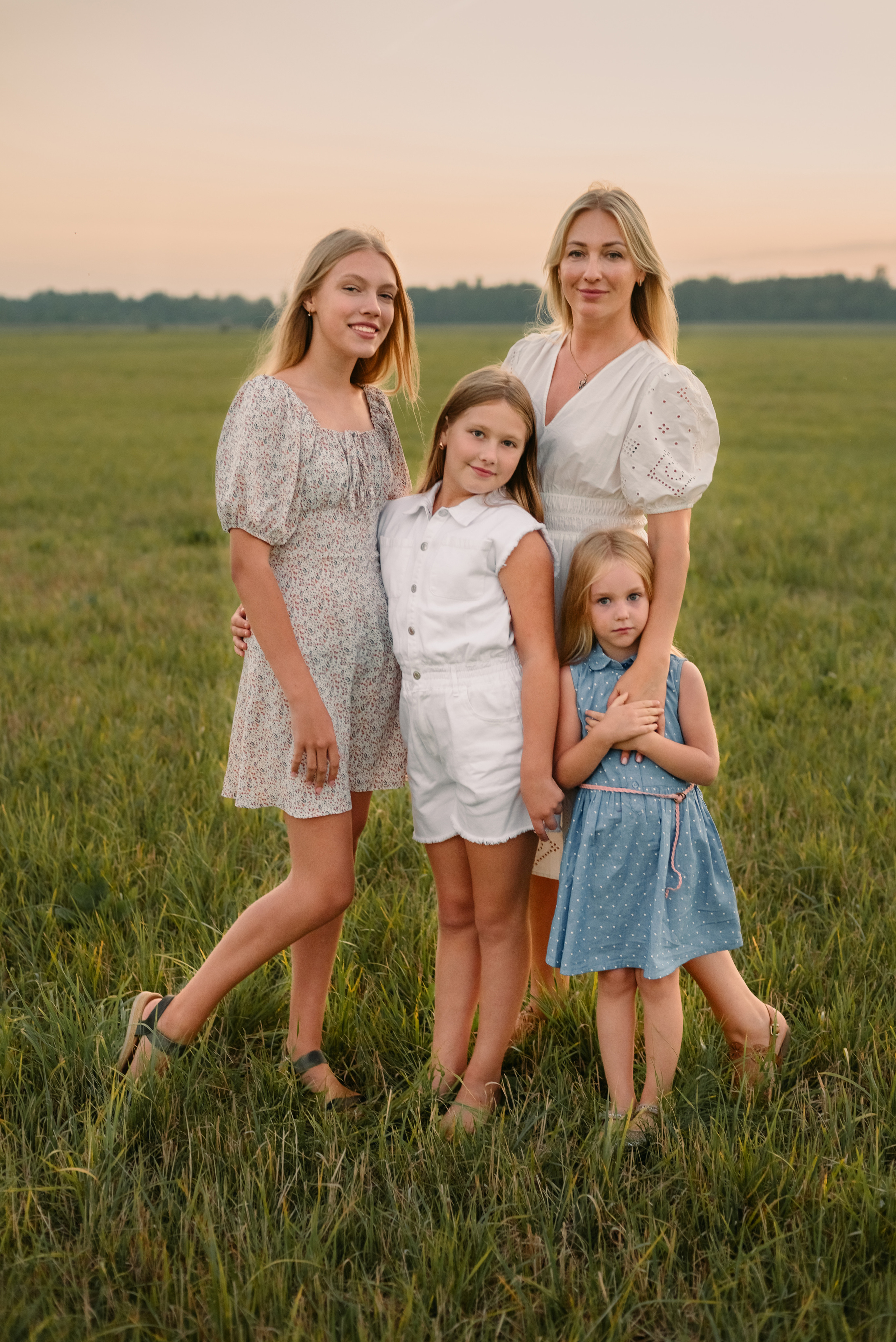 Семейная фотосессия на природе. Дочки, мама и бабушка. Фотограф Юлия Кондратьева