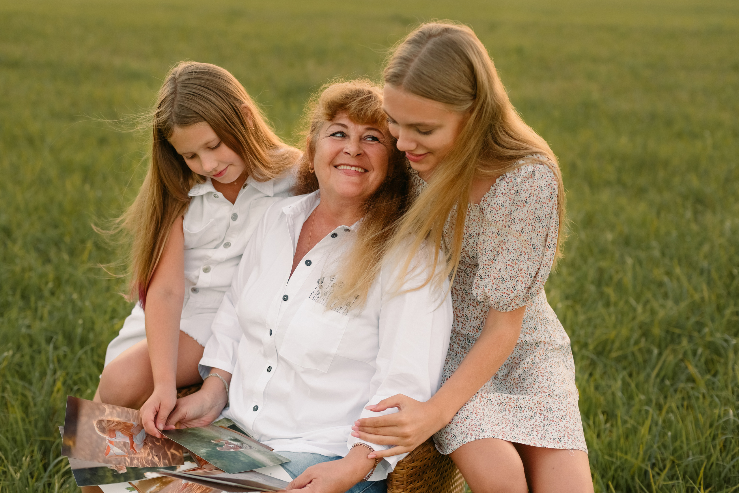 Семейная фотосессия на природе. Дочки, мама и бабушка. Фотограф Юлия Кондратьева
