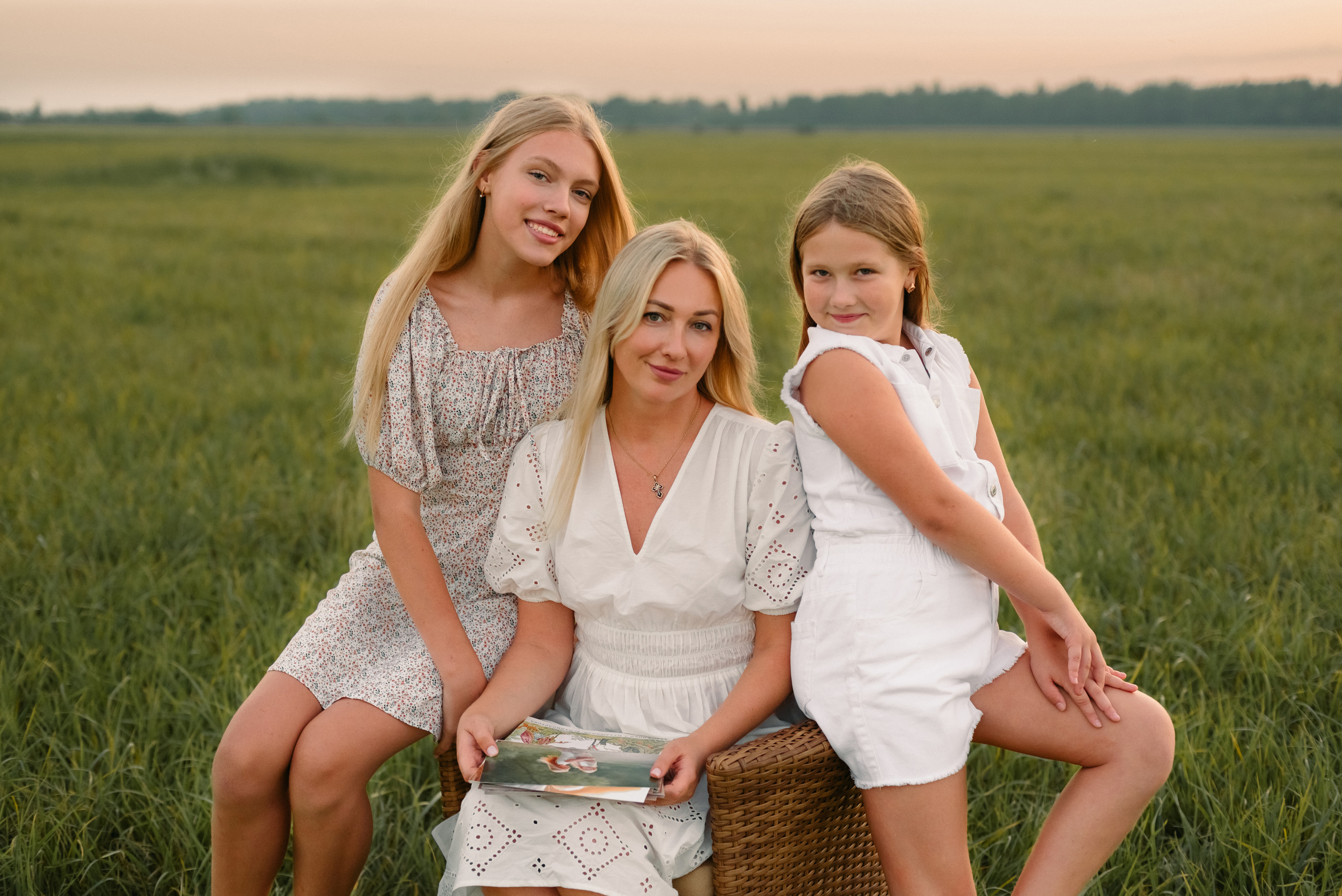 Семейная фотосессия на природе. Дочки, мама и бабушка. Фотограф Юлия Кондратьева