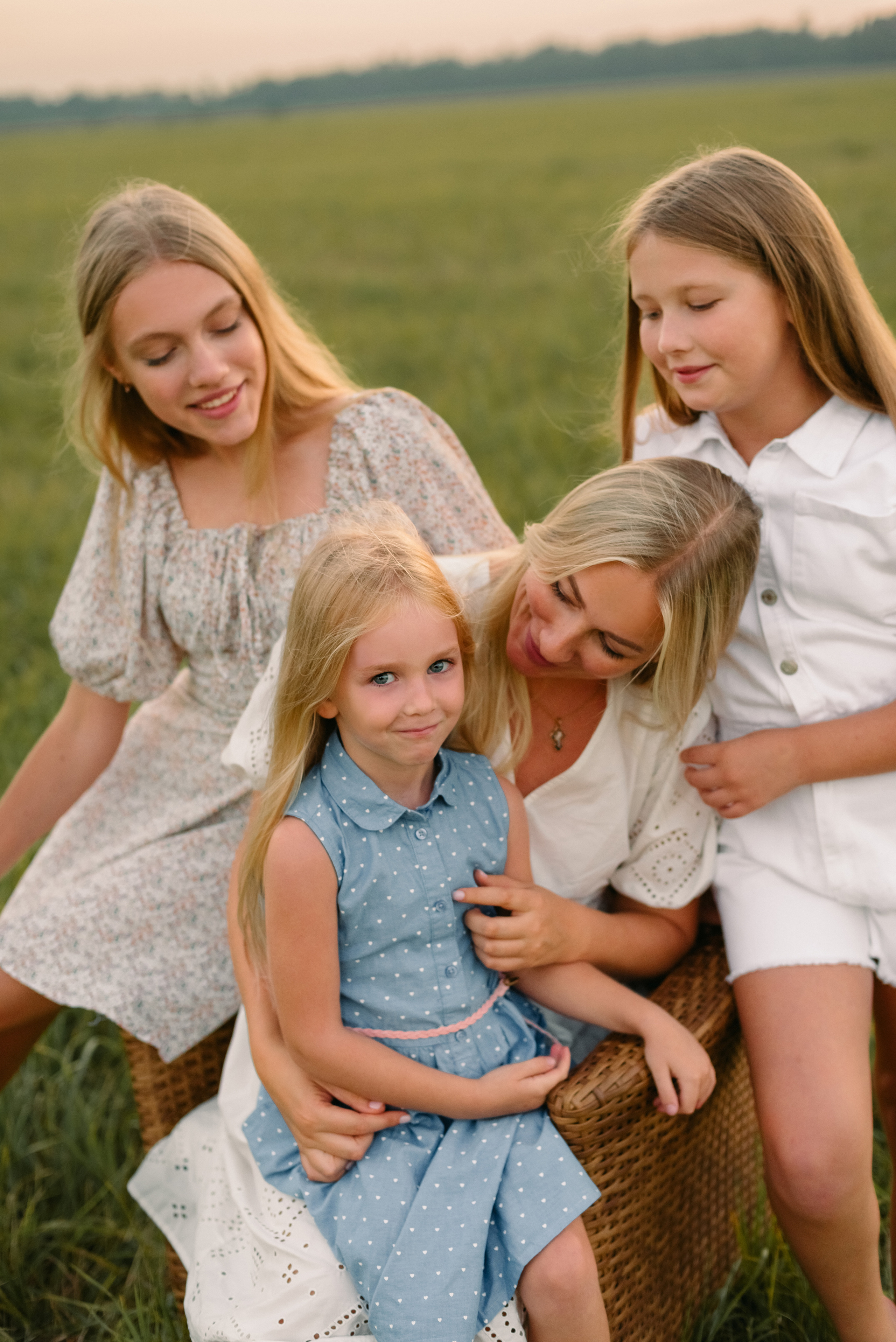 Семейная фотосессия на природе. Дочки, мама и бабушка. Фотограф Юлия Кондратьева