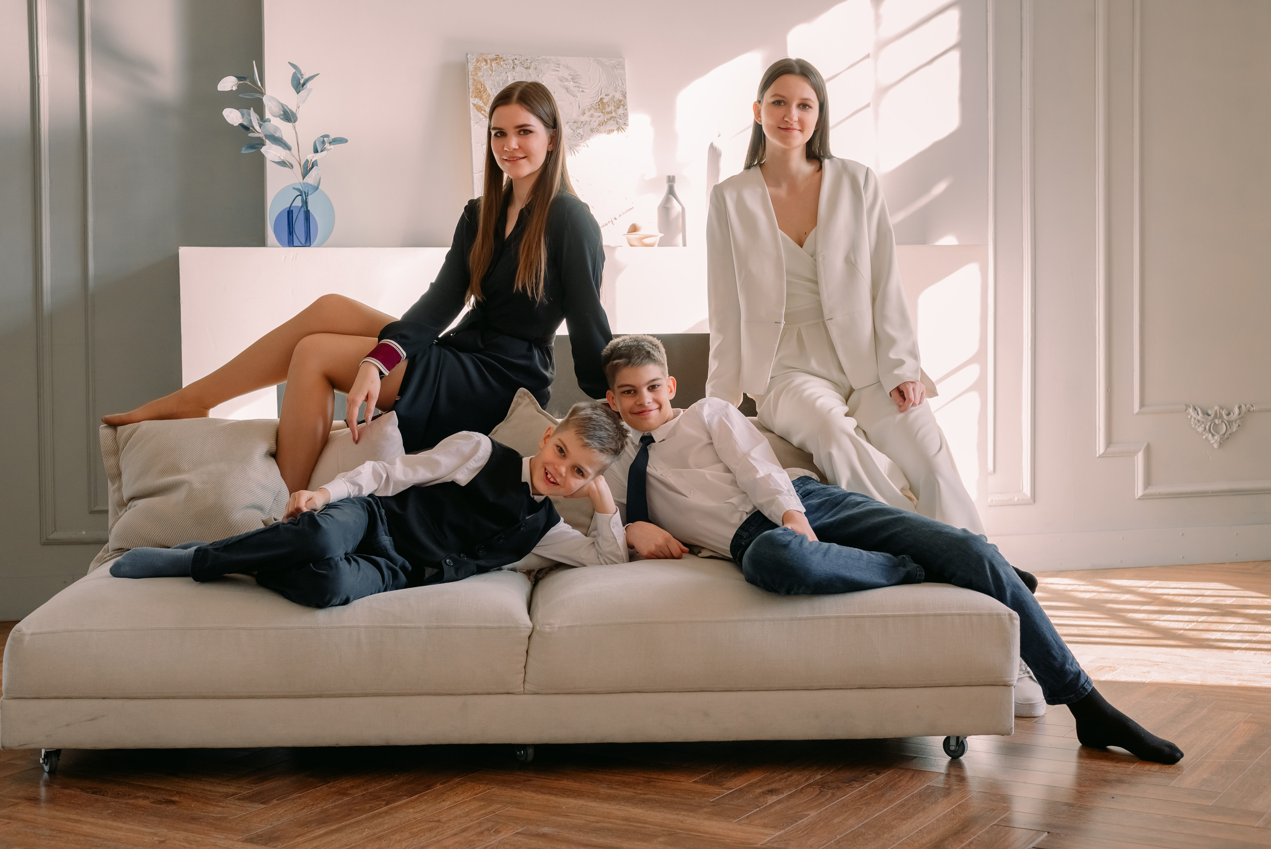 Фотосессия большой семьи в студии. Фотограф Юлия Кондратьева