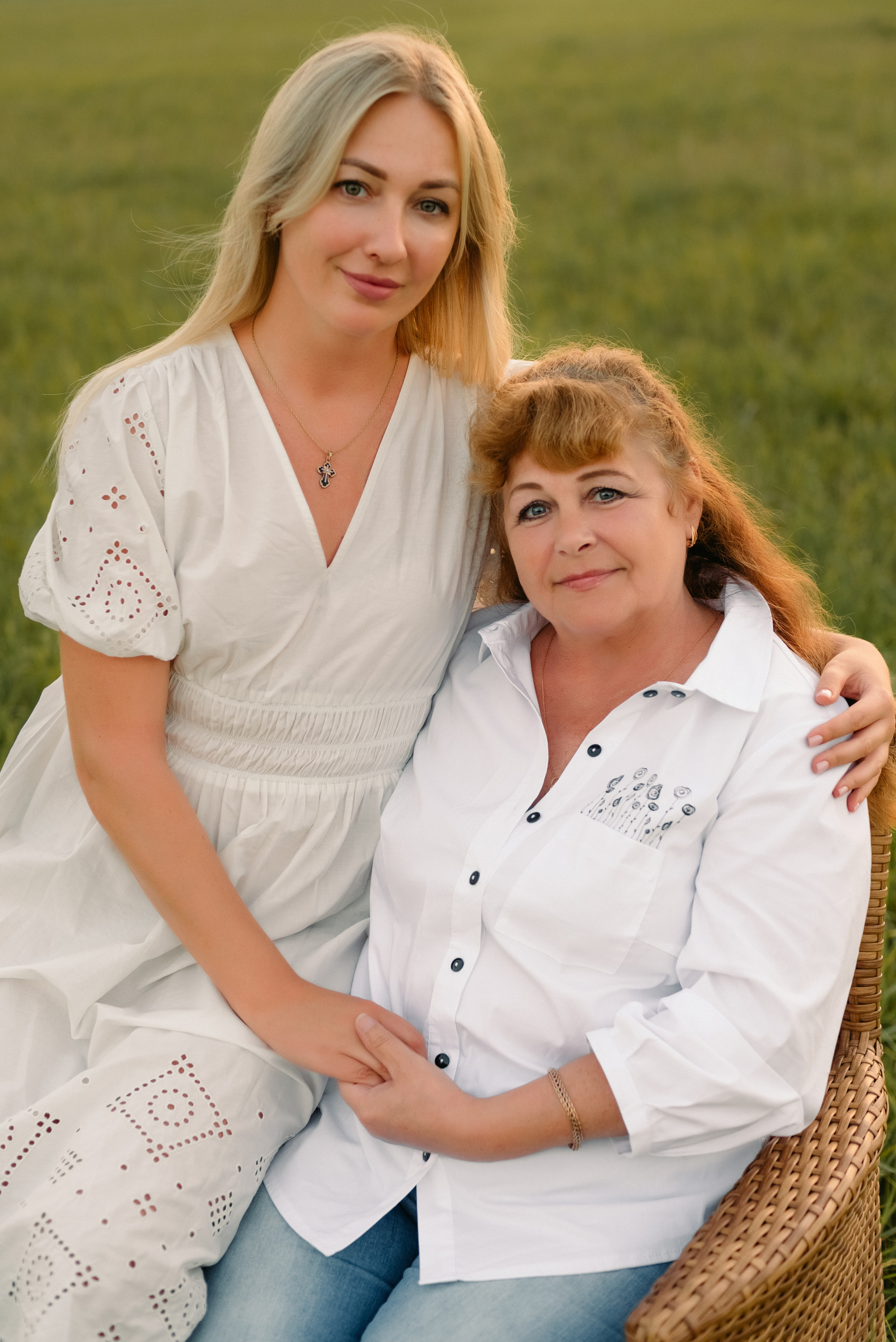 Семейная фотосессия на природе. Дочки, мама и бабушка. Фотограф Юлия Кондратьева