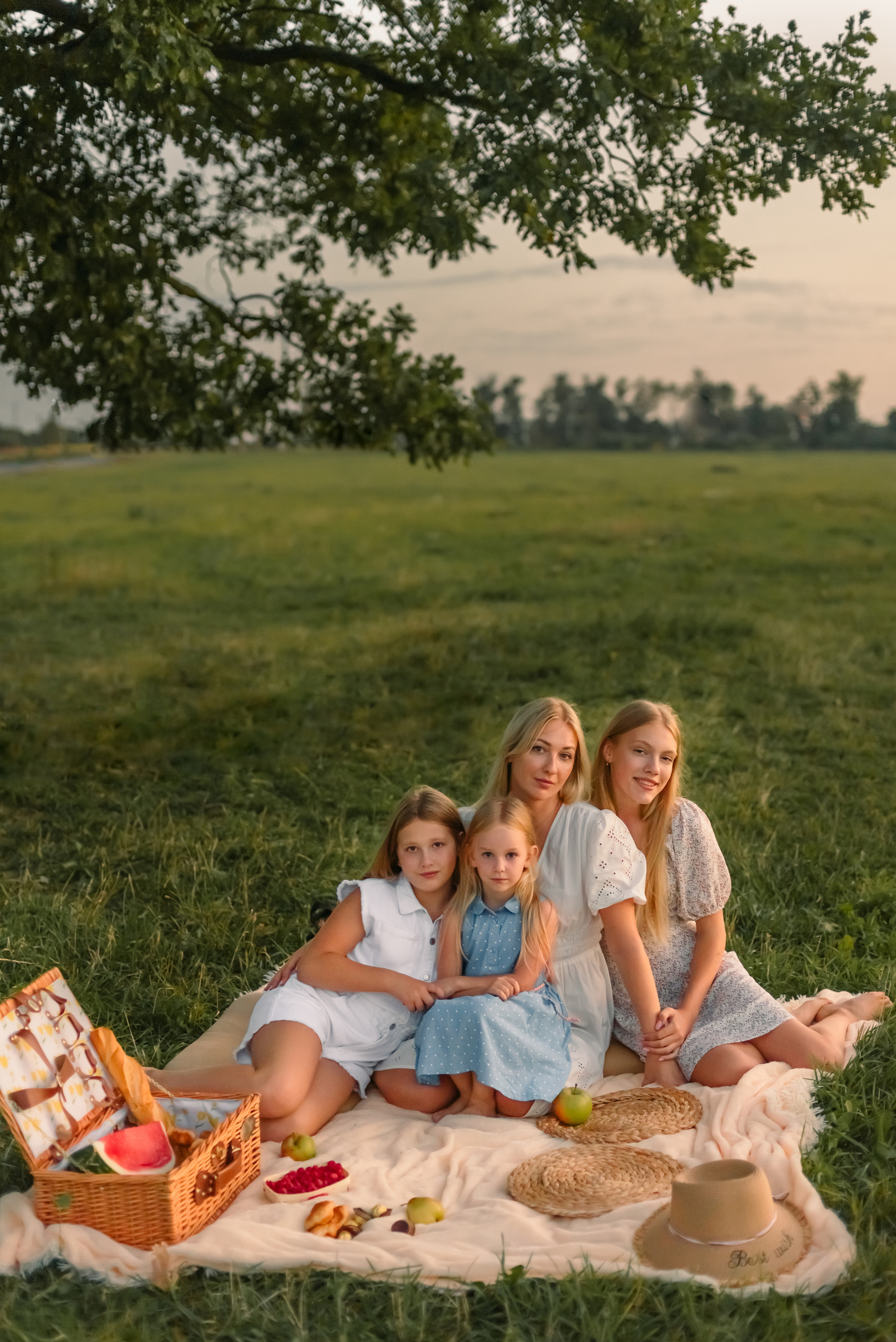 Семейная фотосессия на природе. Дочки, мама и бабушка. Фотограф Юлия Кондратьева