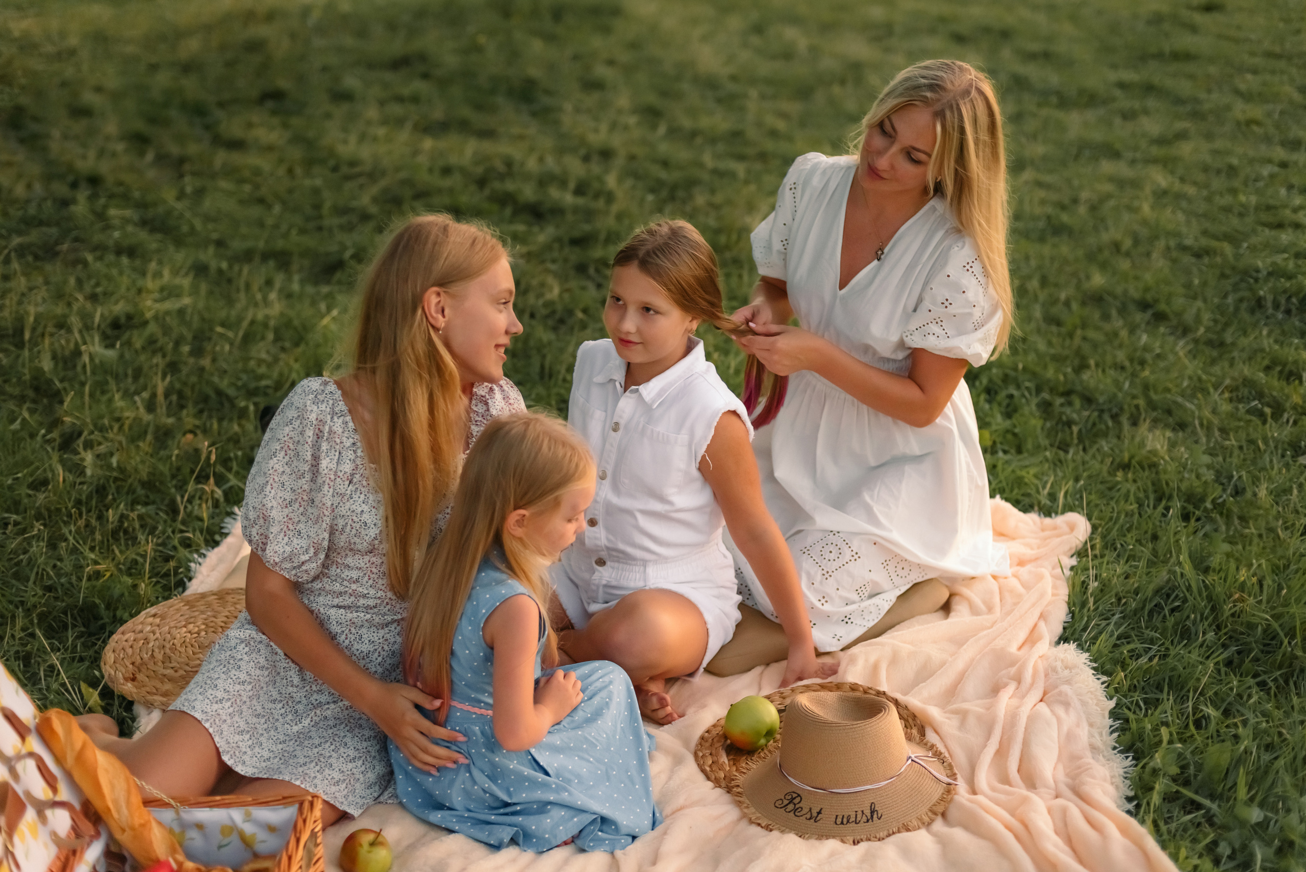 Семейная фотосессия на природе. Дочки, мама и бабушка. Фотограф Юлия Кондратьева